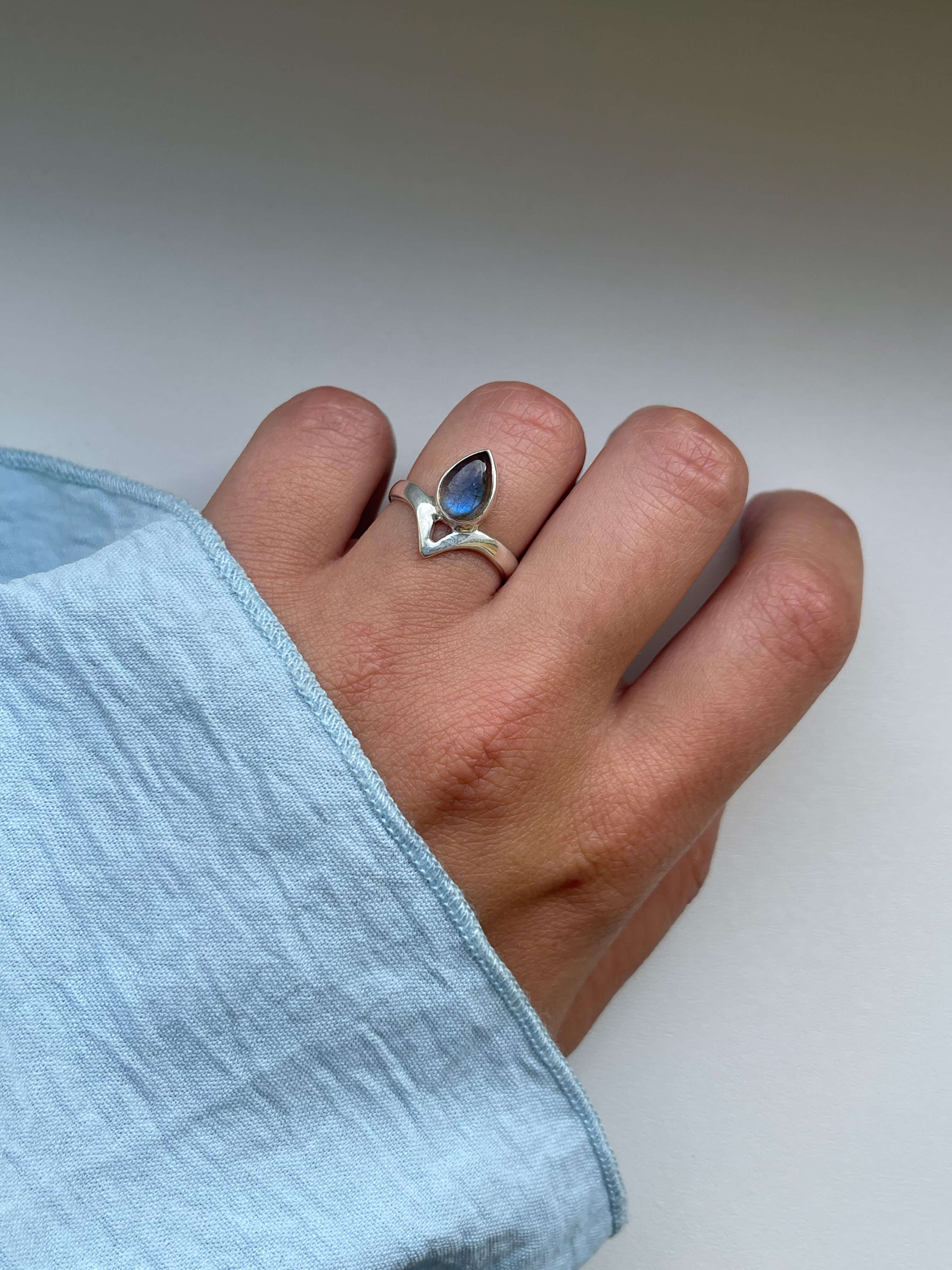 Žiedas su labradoritu, 5.5 dydis (16.1 mm)