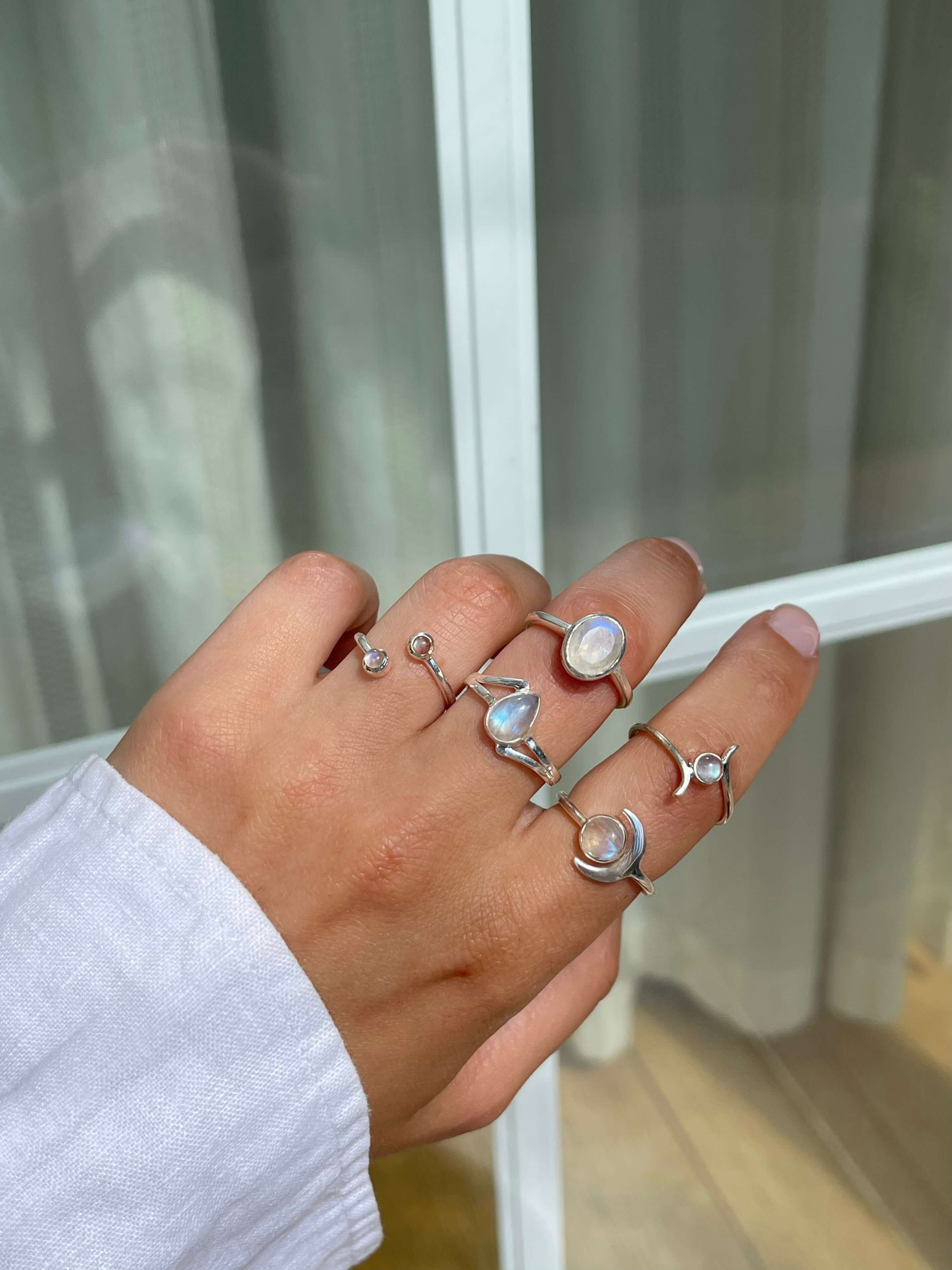 Žiedas su mėnulio akmeniu, 8.5 dydis (18.5 mm)
