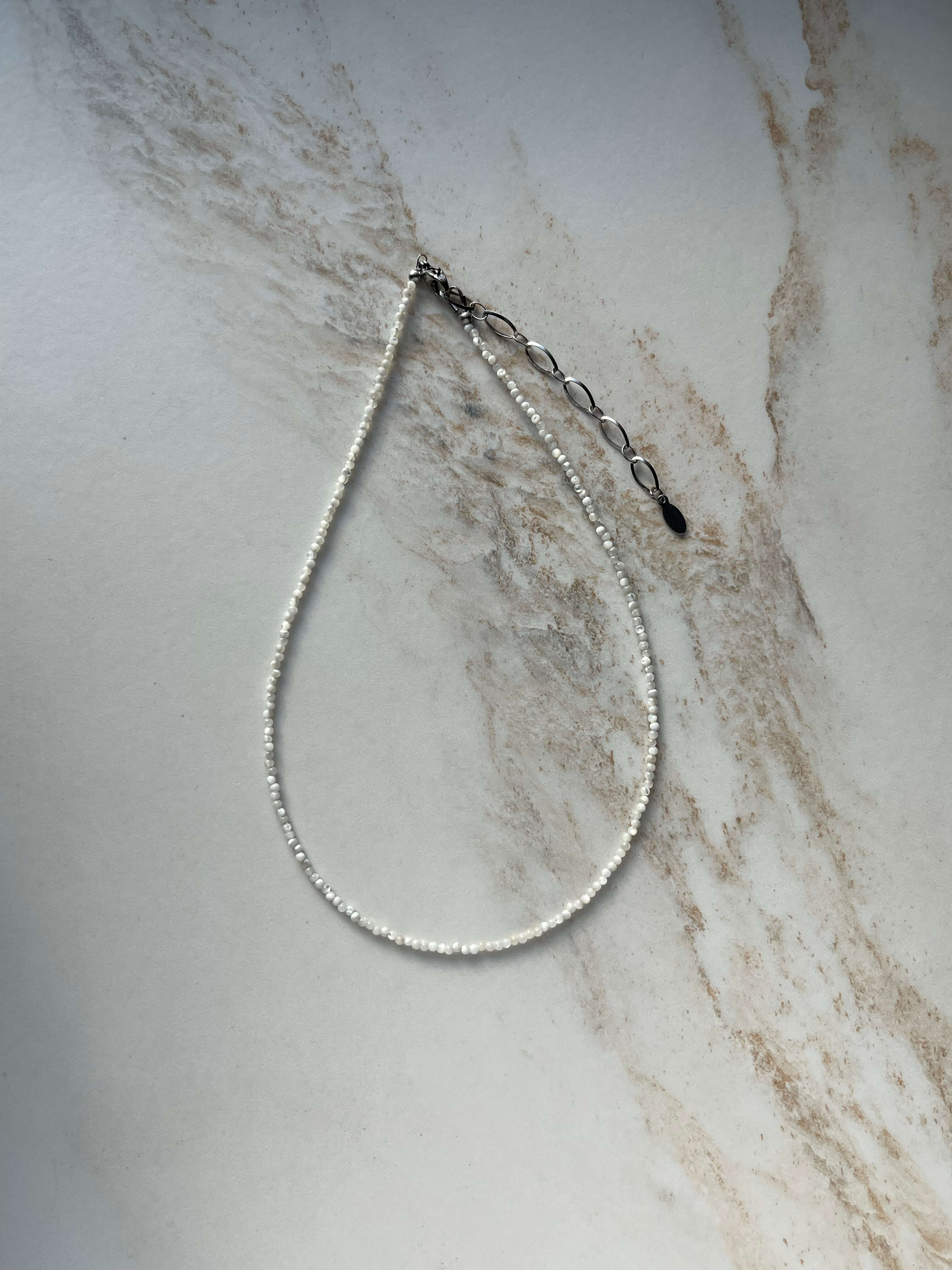Baltos perluotės vėrinys, 2 mm