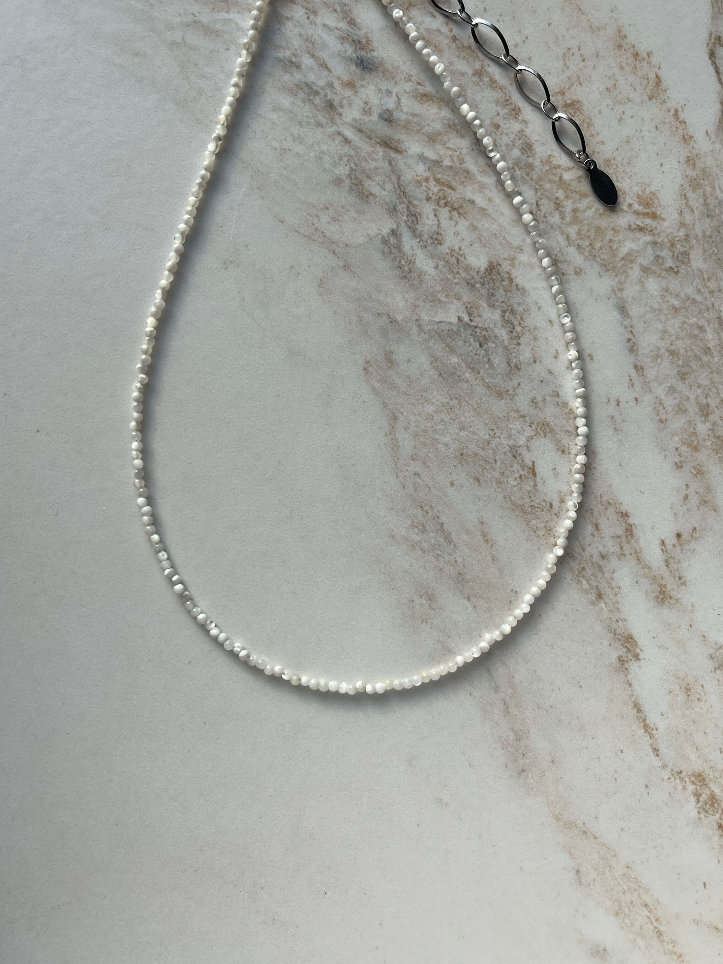 Baltos perluotės vėrinys, 2 mm