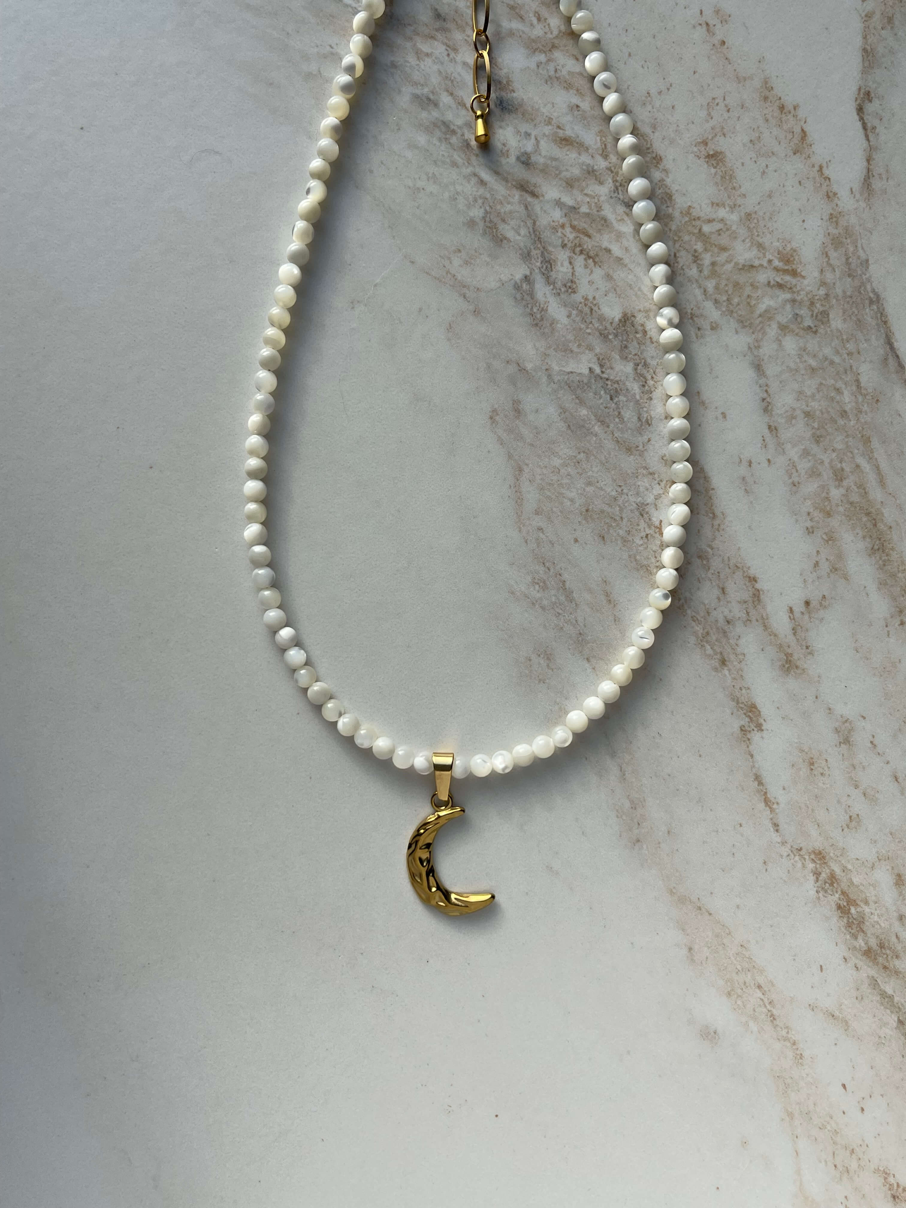 Perluotės vėrinys su mėnuliu, 4 mm