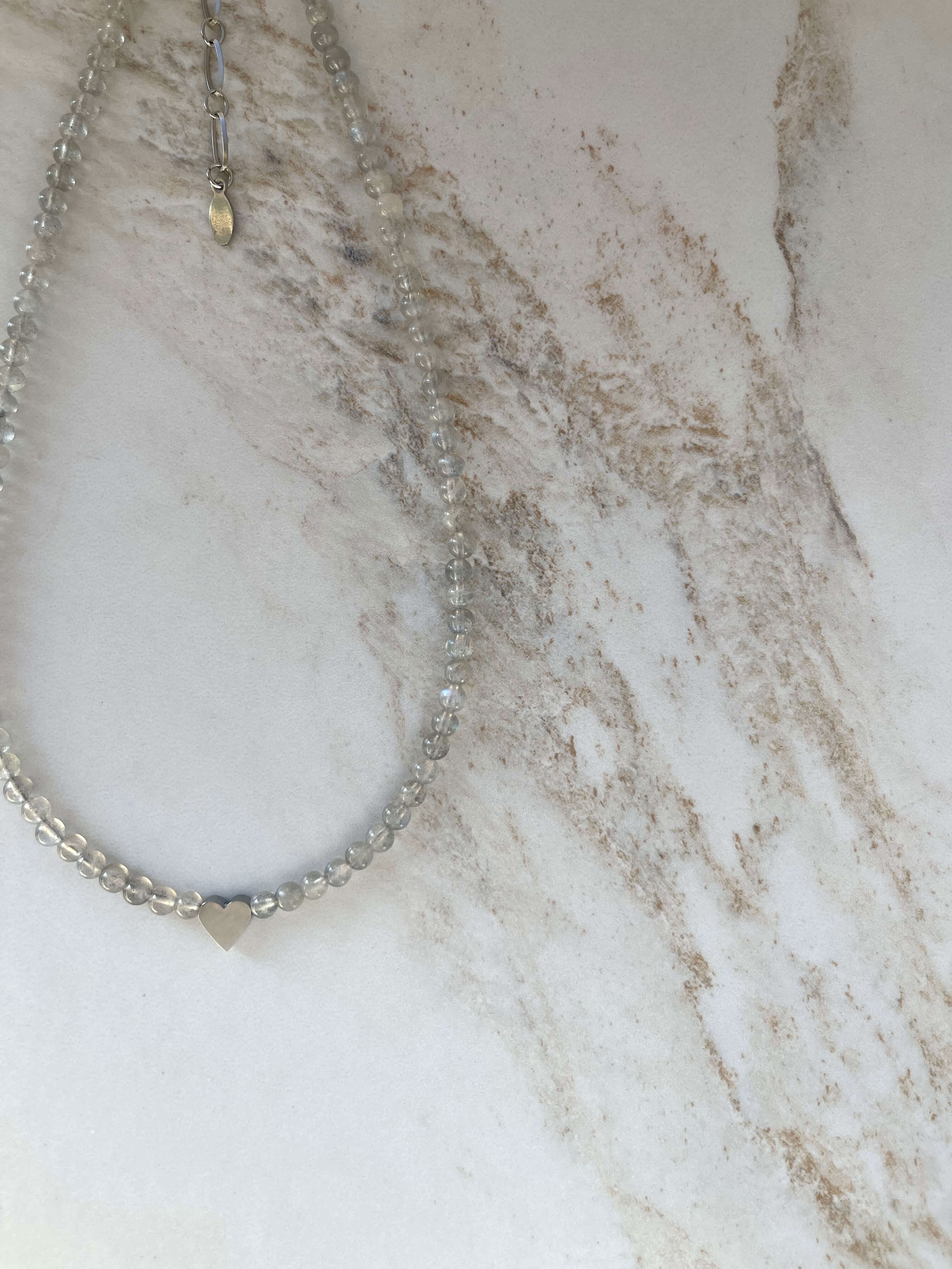 Labradorito vėrinys su sidabrine širdute, 4 mm