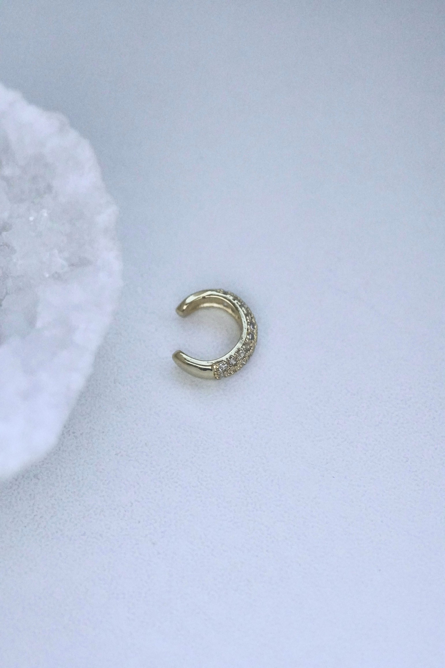 Paauksuotas ear cuff su cirkoniais