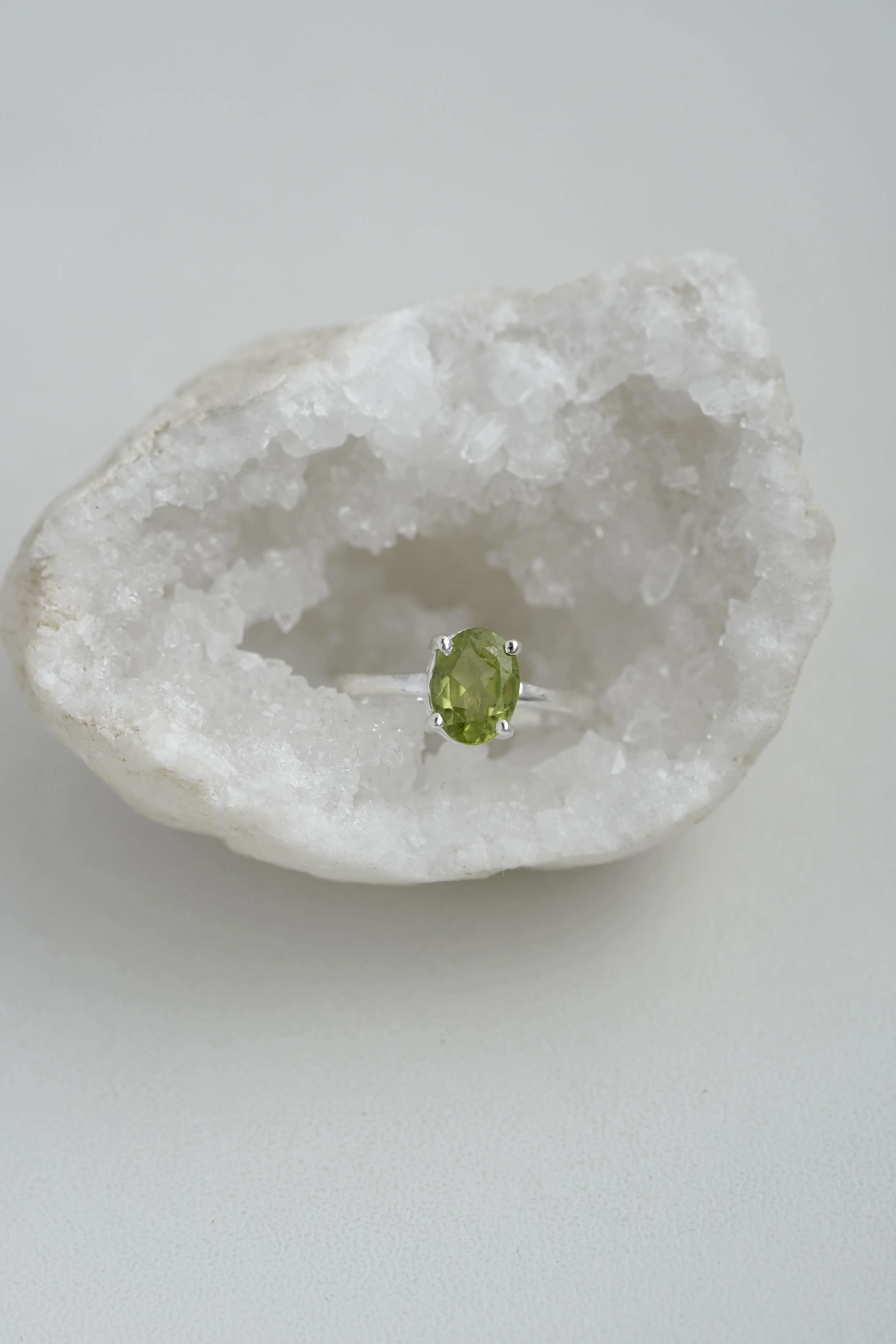 Peridoto akmens žiedas, 6 dydis (16.5 mm)