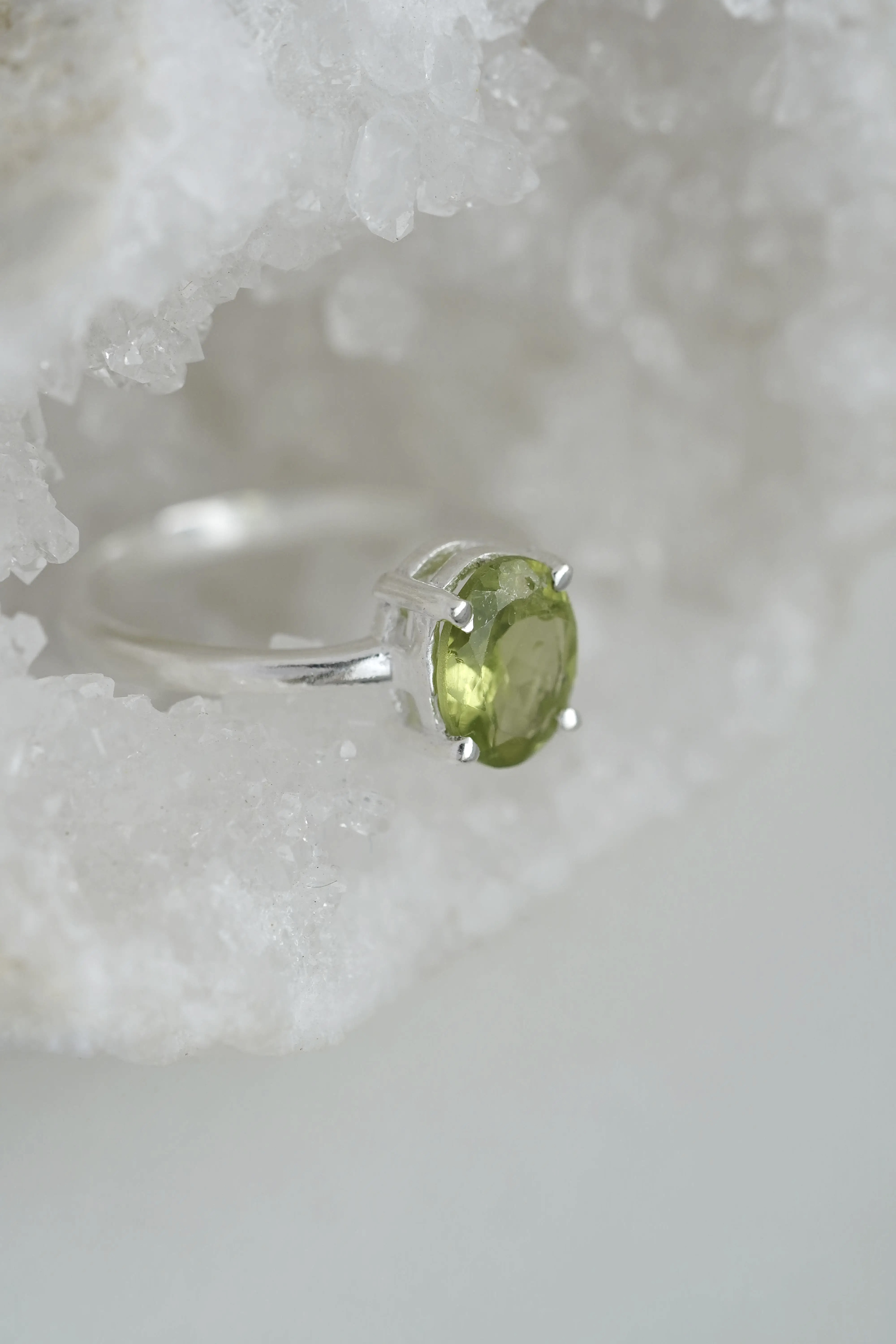 Peridoto akmens žiedas, 6 dydis (16.5 mm)
