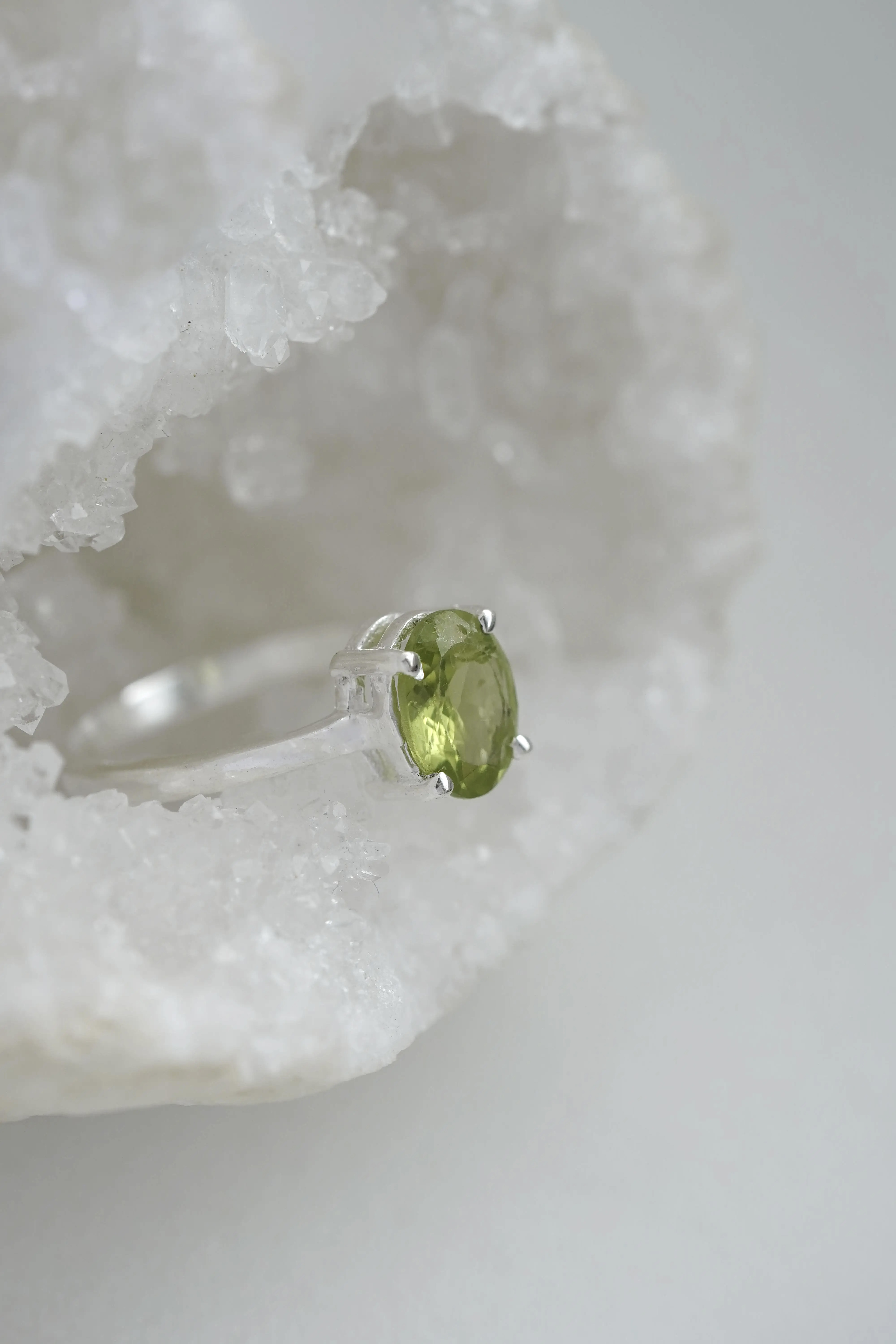 Peridoto akmens žiedas, 6 dydis (16.5 mm)
