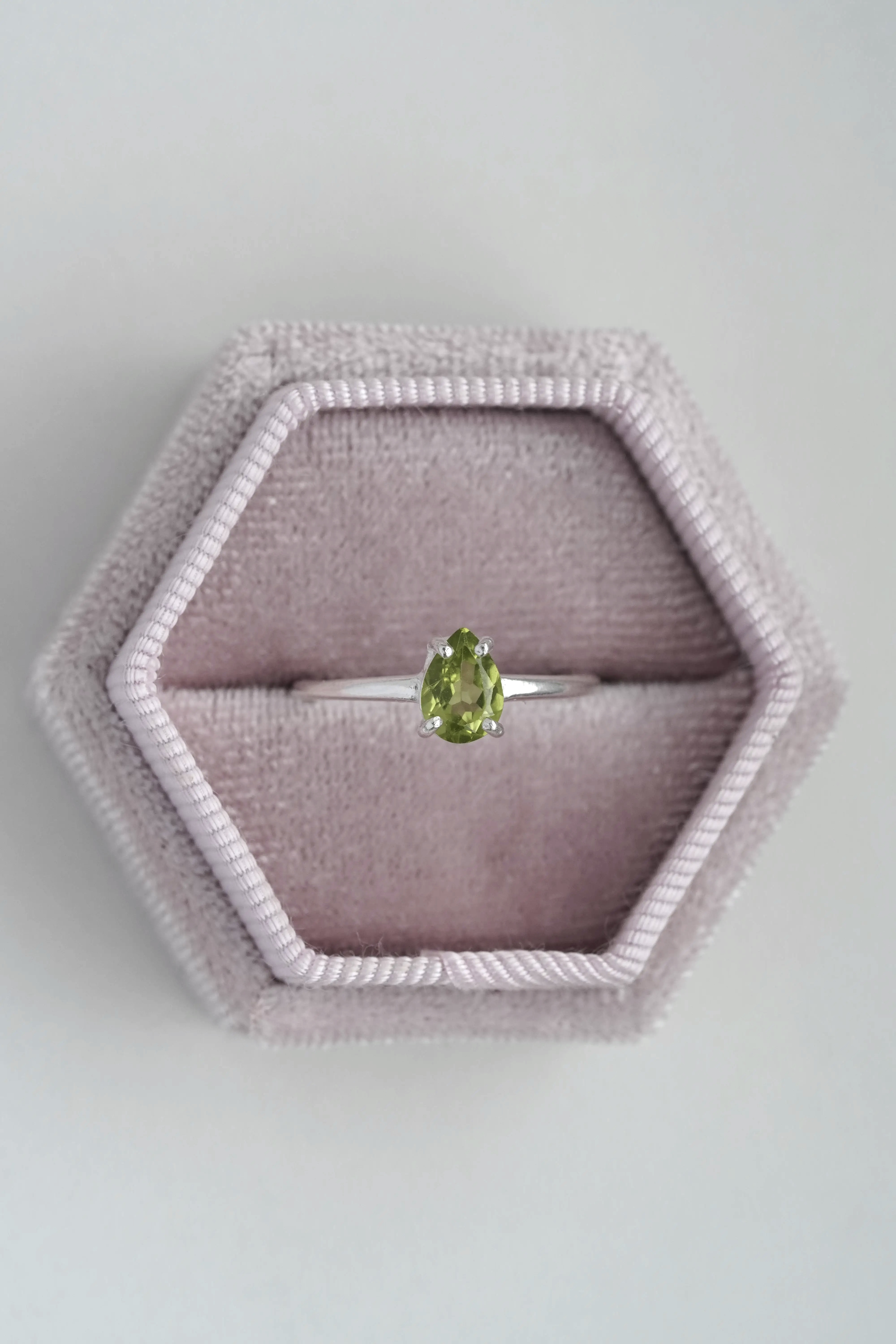 Žiedas su peridotu, 5 dydis (15.7 mm)