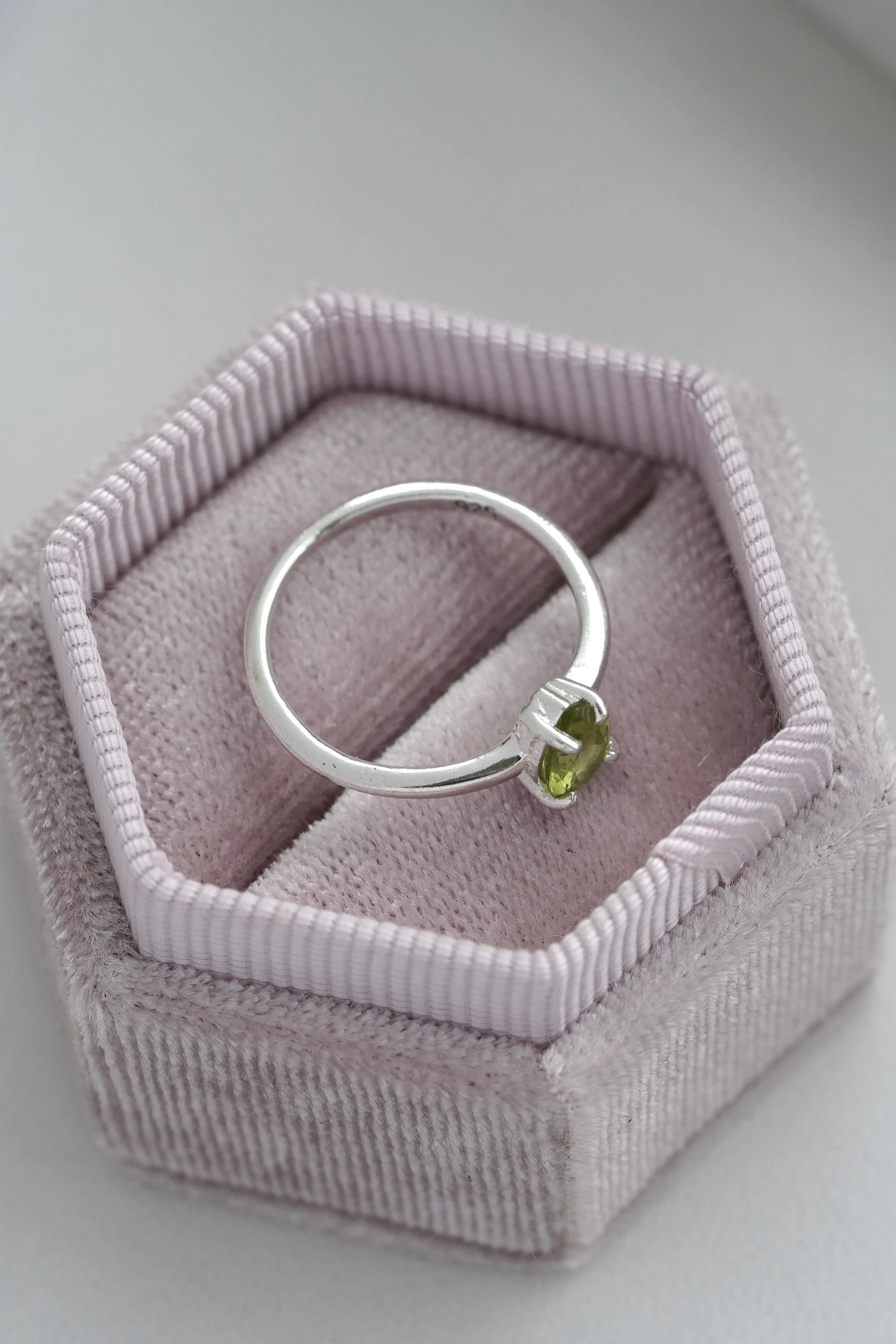Žiedas su peridotu, 5 dydis (15.7 mm)