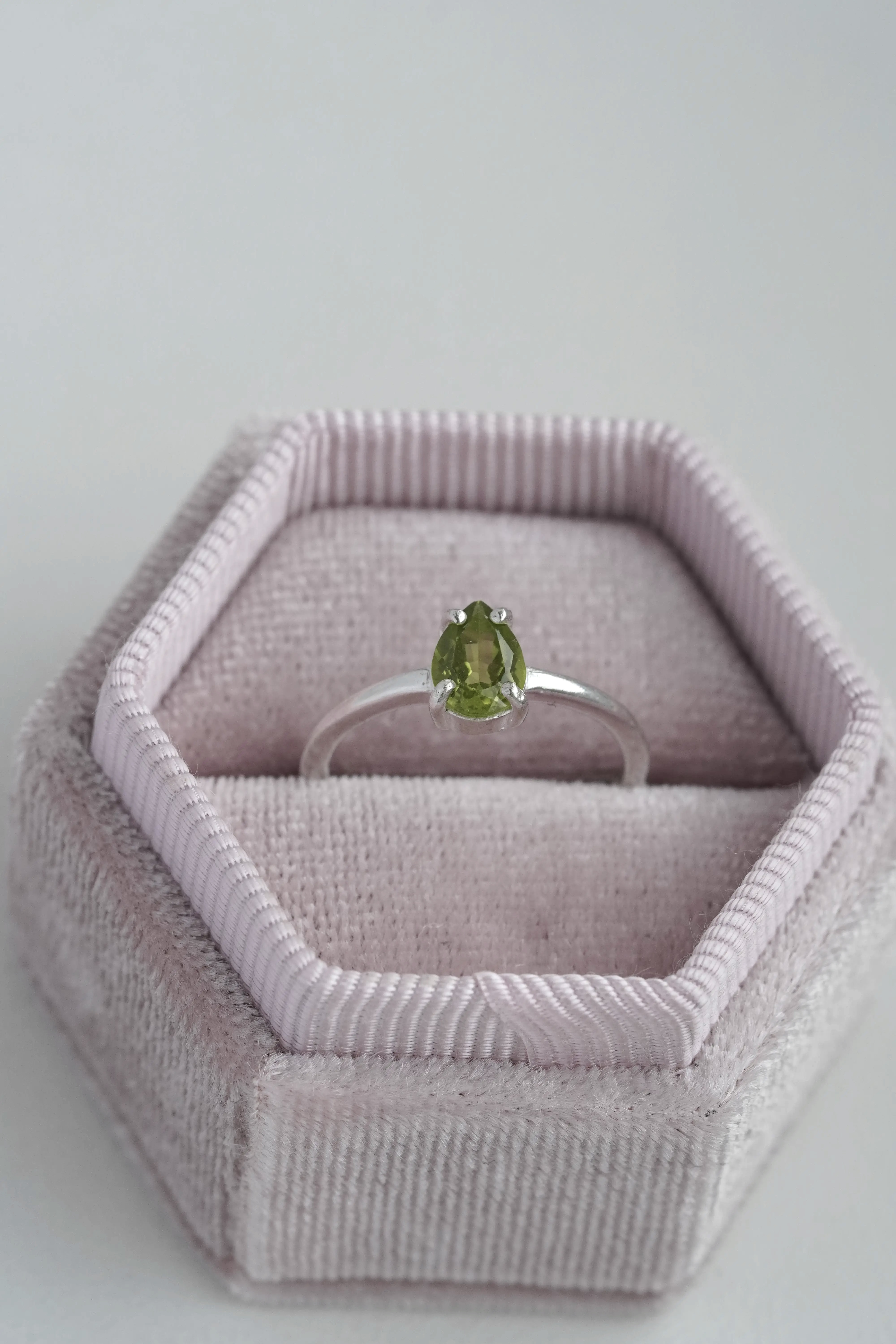 Žiedas su peridotu, 5 dydis (15.7 mm)