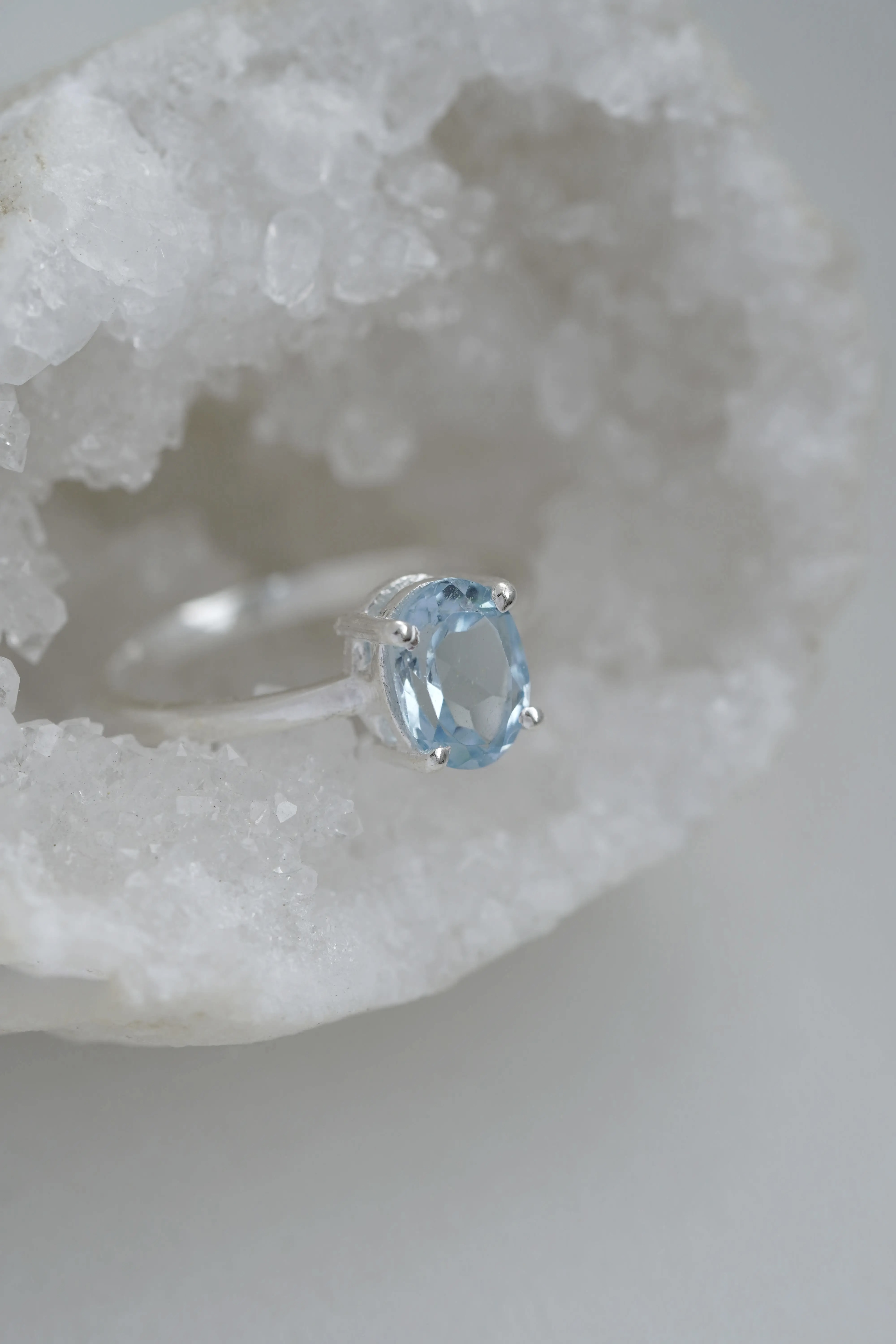 Sidabrinis žiedas su mėlynuoju topazu, 6.5 dydis (16.9 mm)