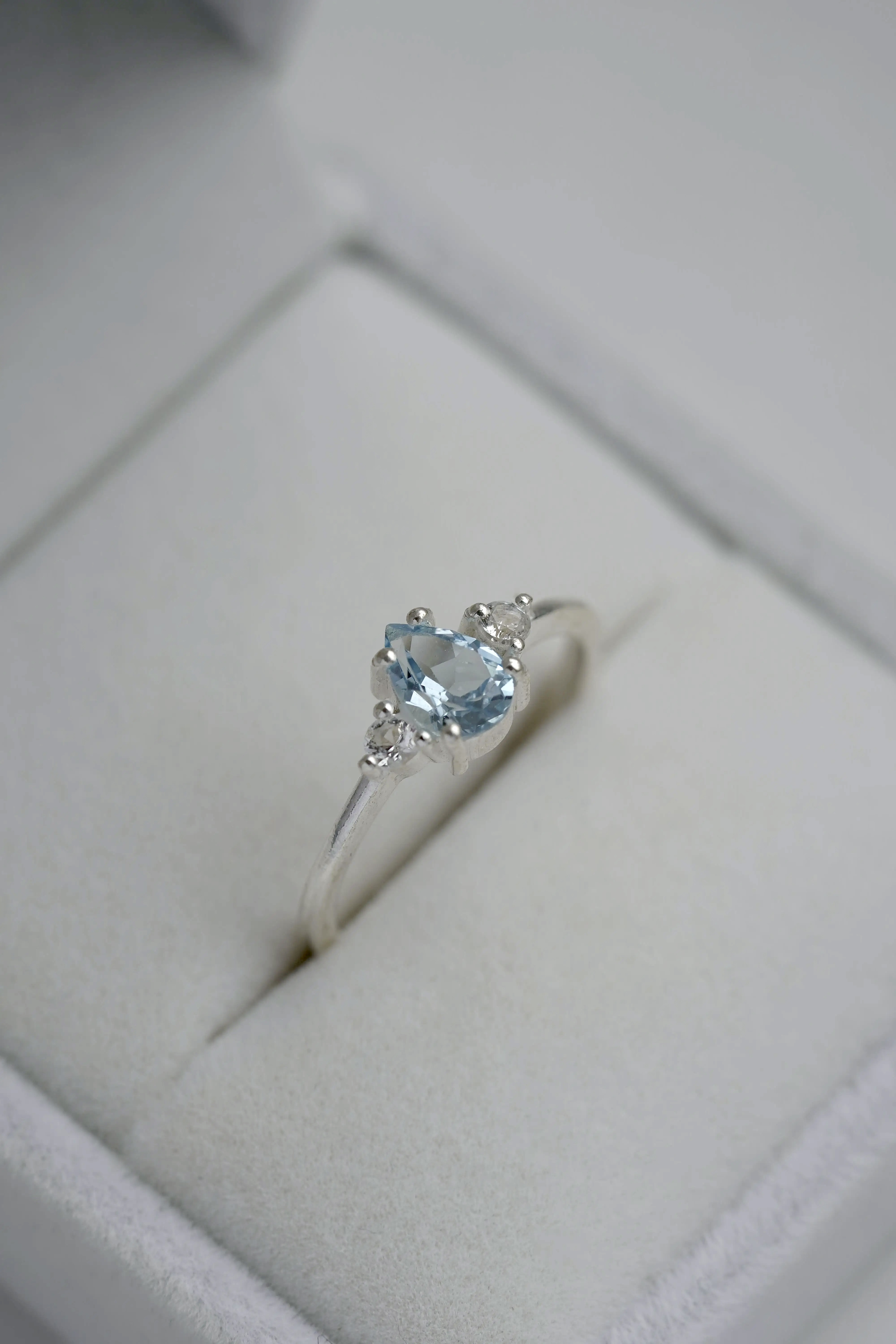 Lašo formos žiedas su mėlynu topazu, 7 dydis (17.3 mm)