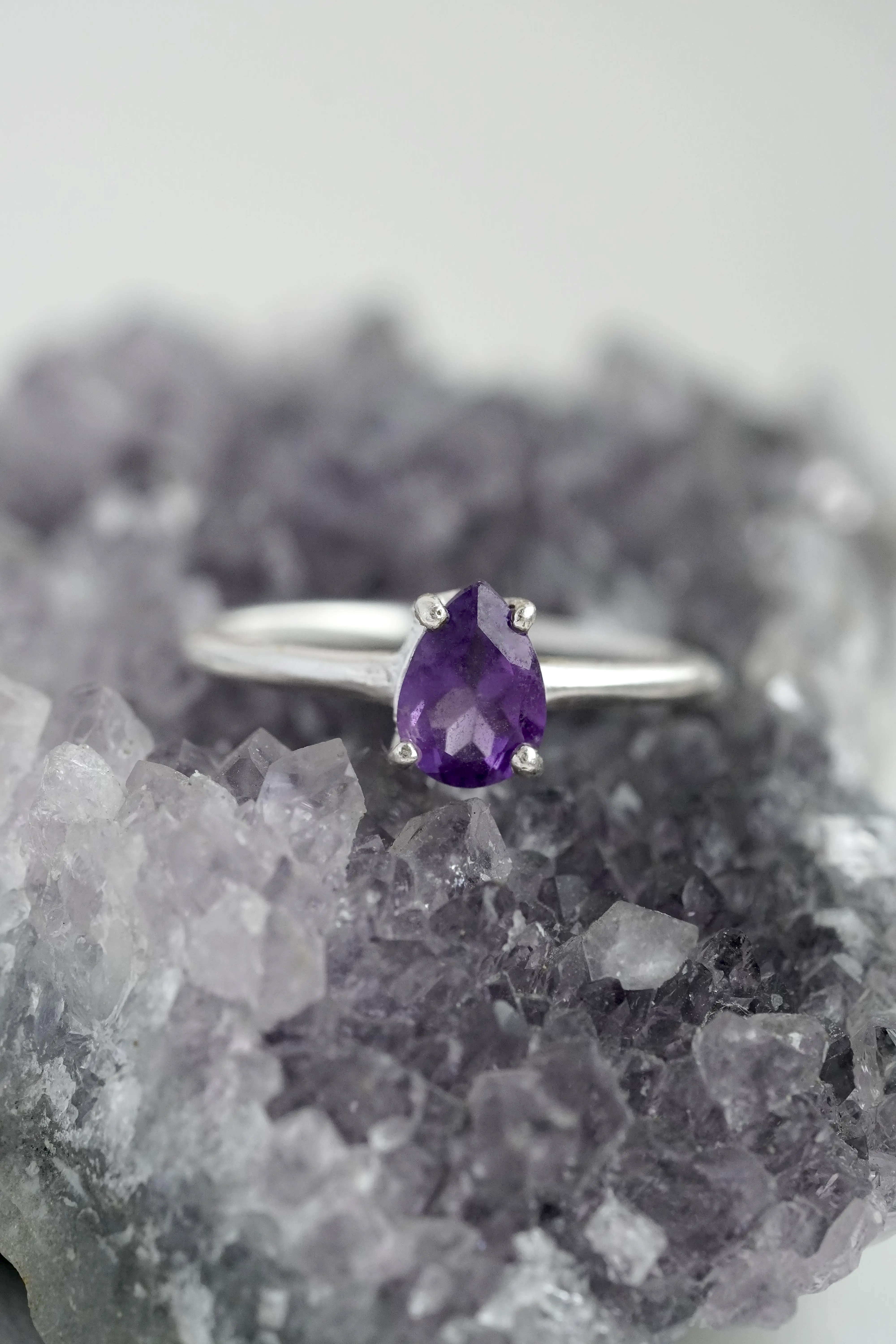 Lašo formos žiedas su ametistu, 5.5 dydis (16.1 mm)