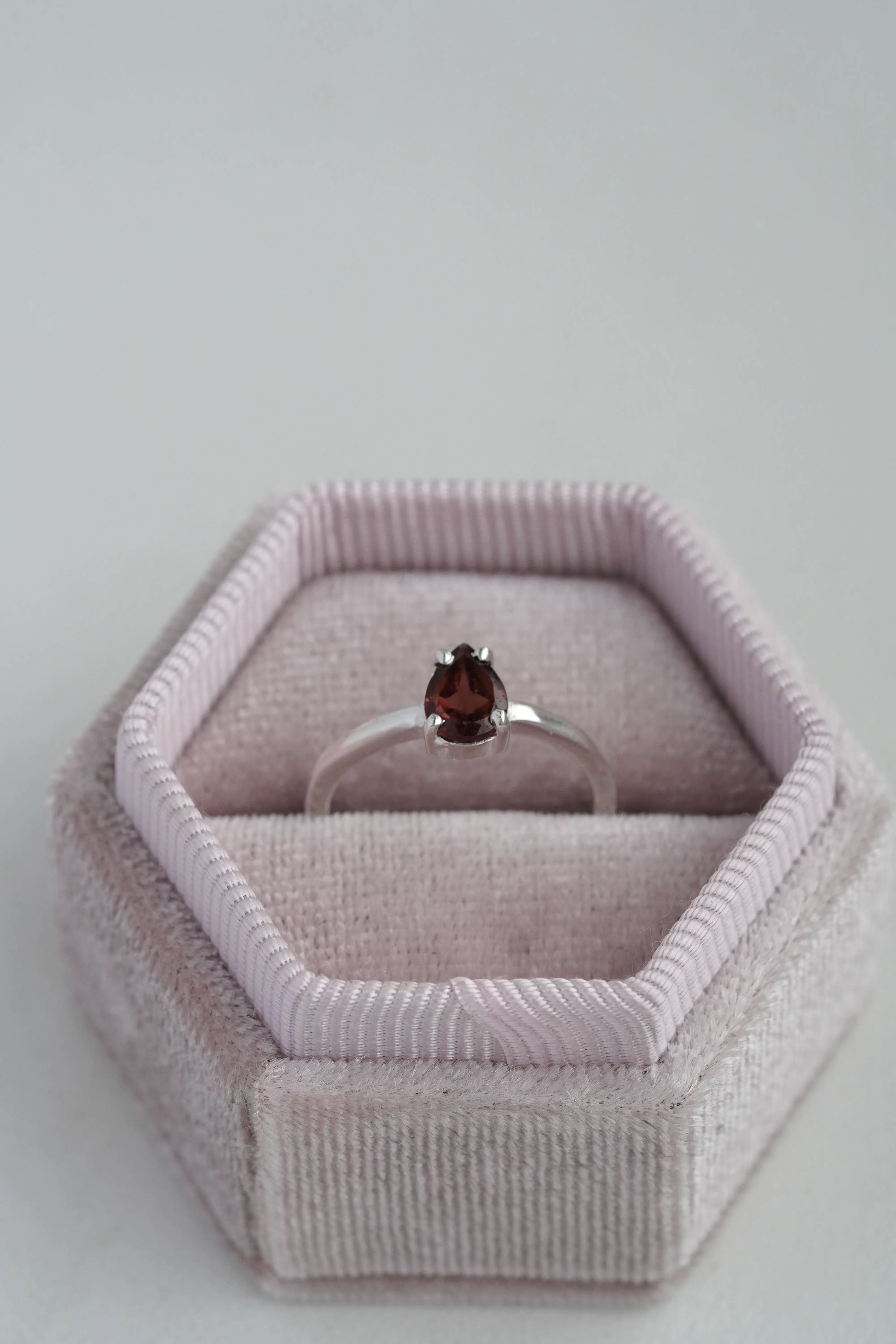 Sidabrinis žiedas su granatu, 5 dydis (15.7 mm)