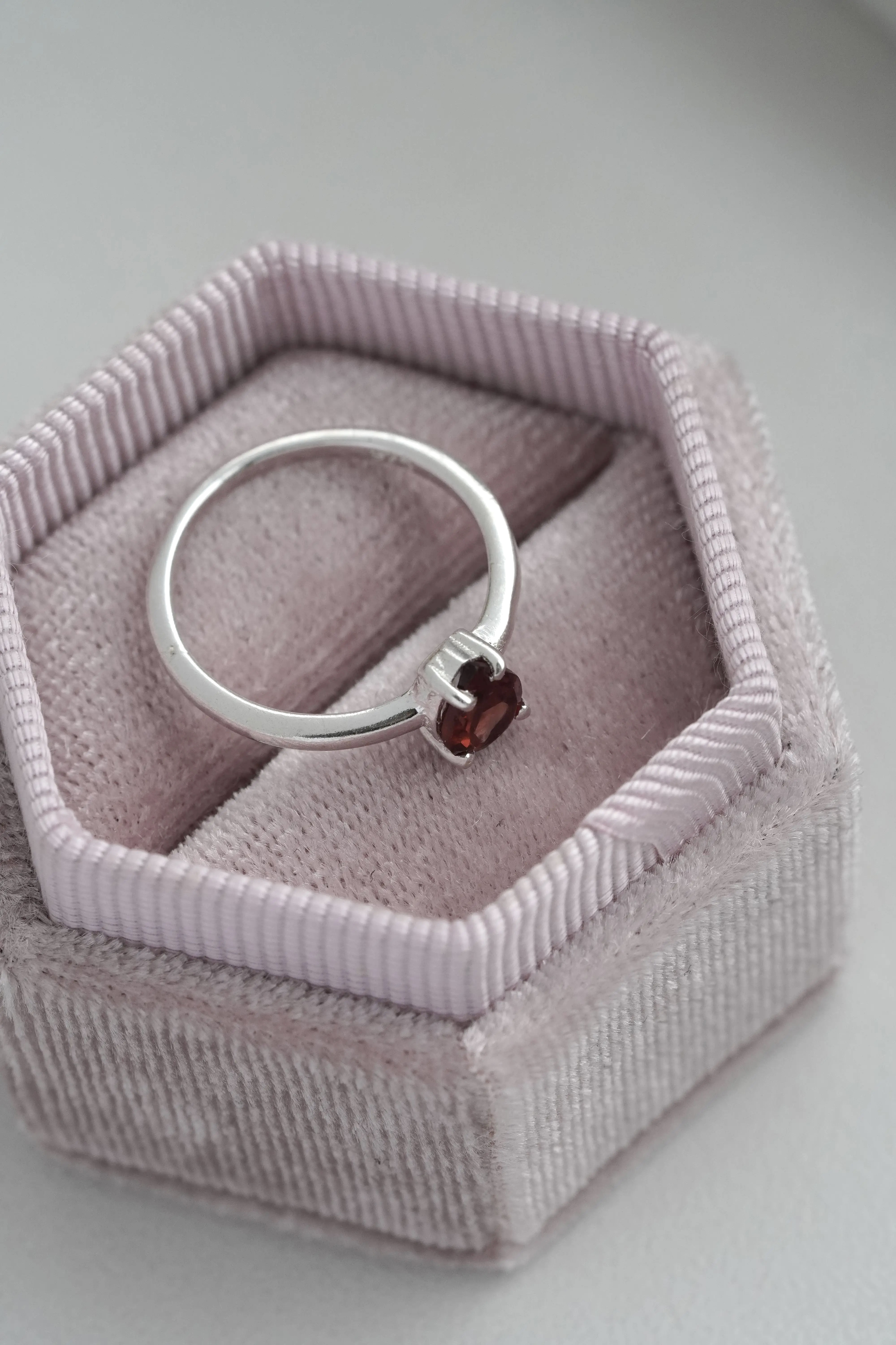 Sidabrinis žiedas su granatu, 5 dydis (15.7 mm)