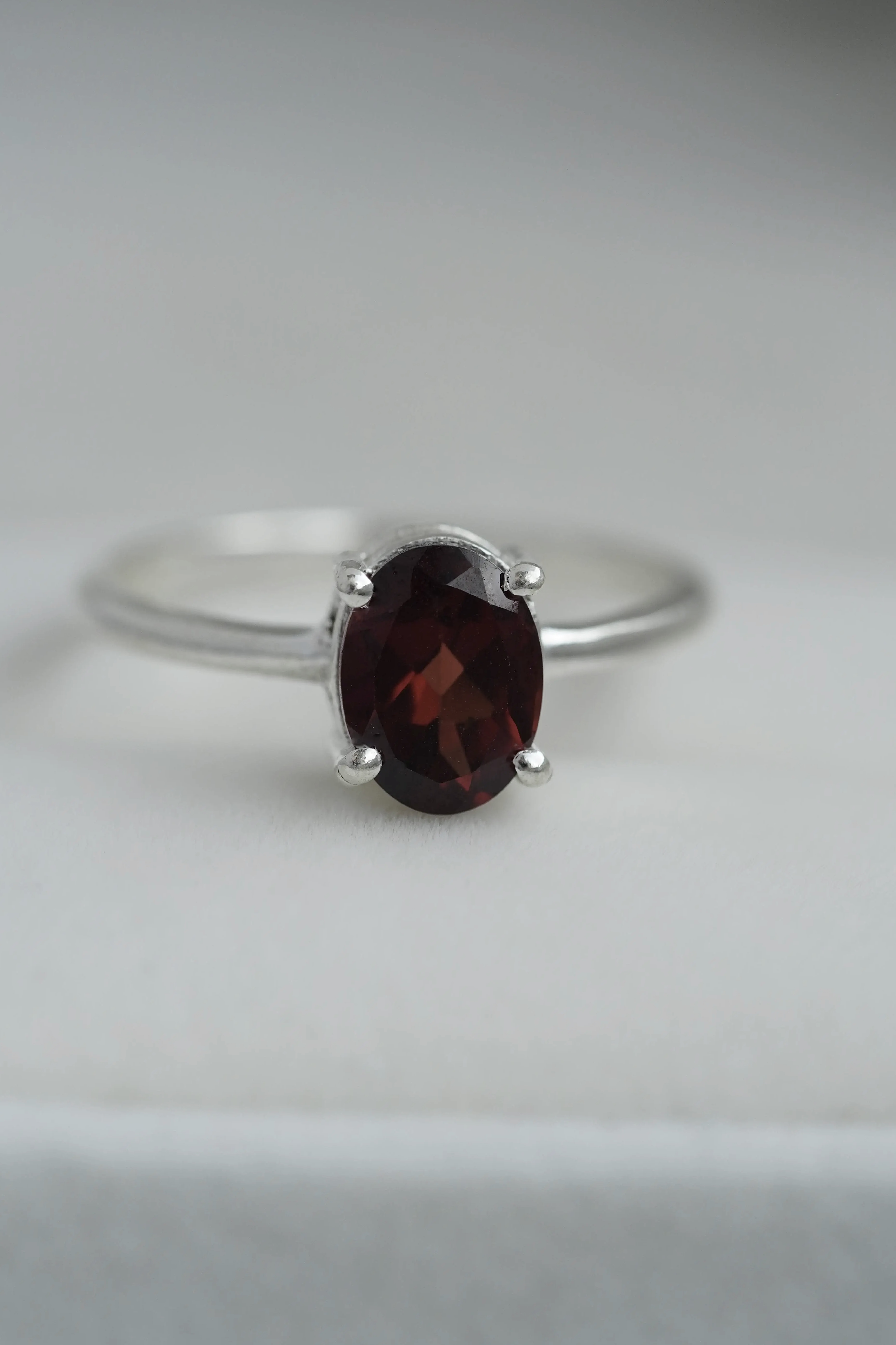 Granato akmens žiedas, 6 dydis (16.5 mm)
