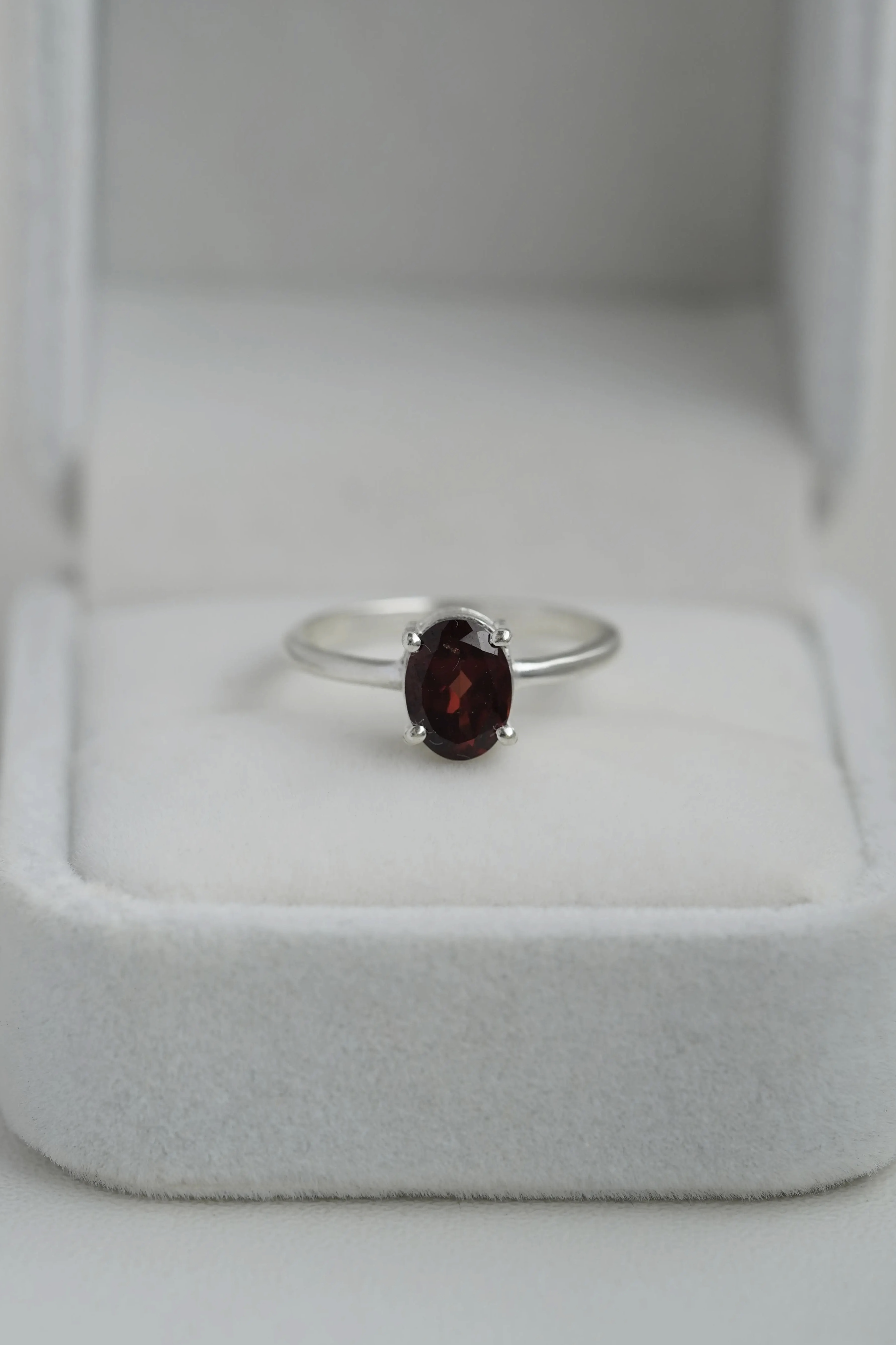 Granato akmens žiedas, 6 dydis (16.5 mm)