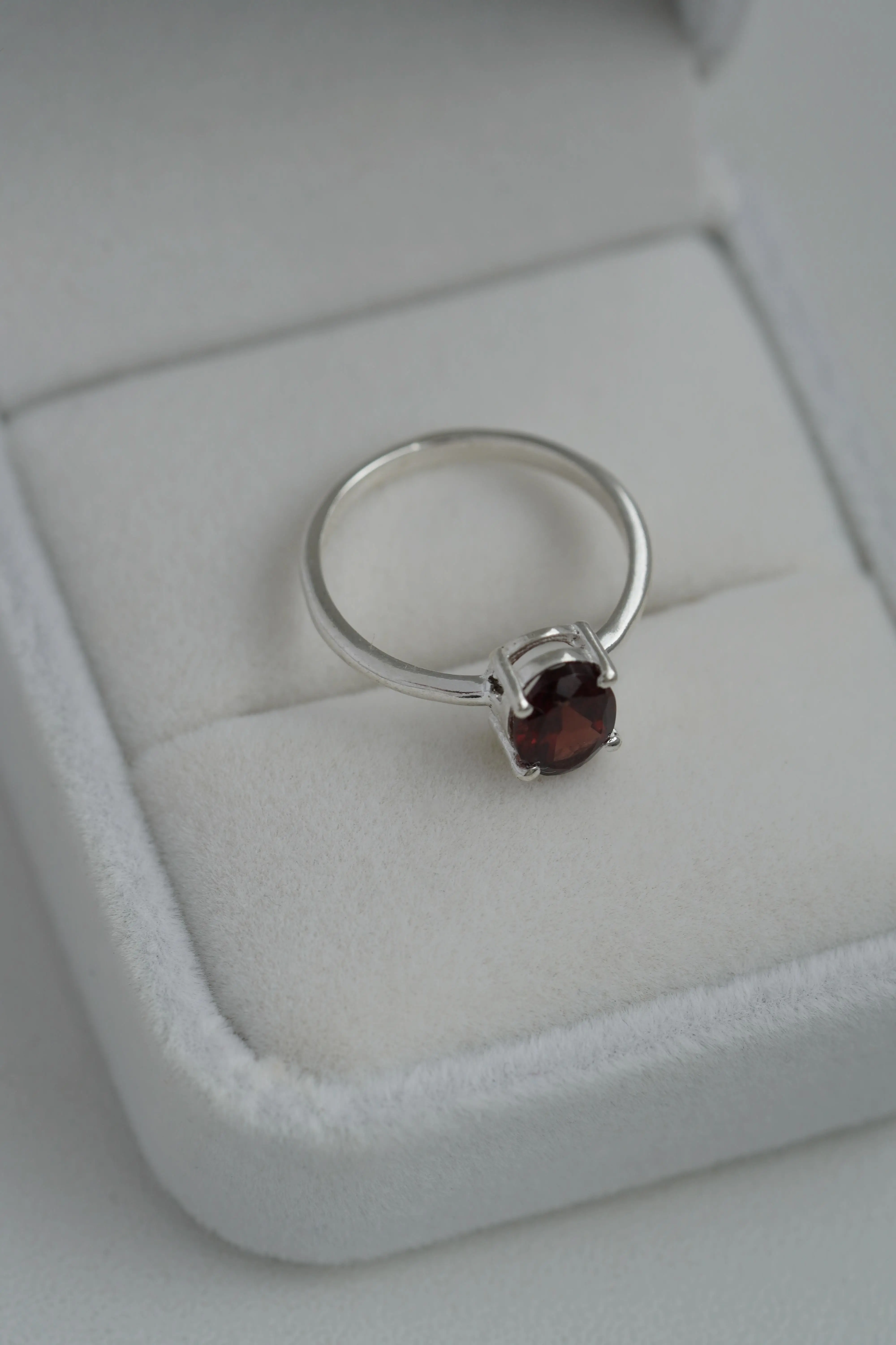 Granato akmens žiedas, 6 dydis (16.5 mm)