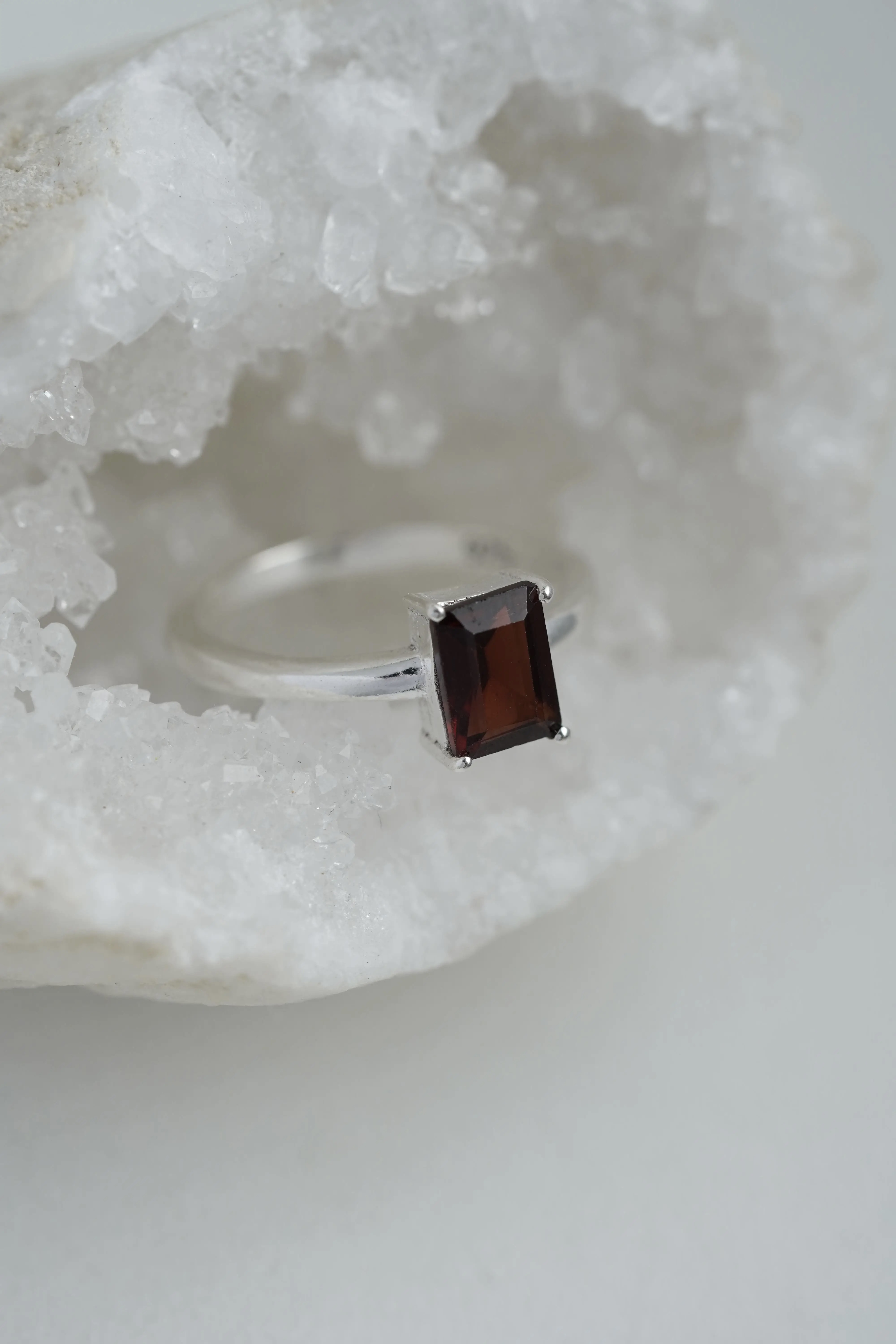 Sidabrinis granato akmens žiedas, 5 dydis (15.7 mm)