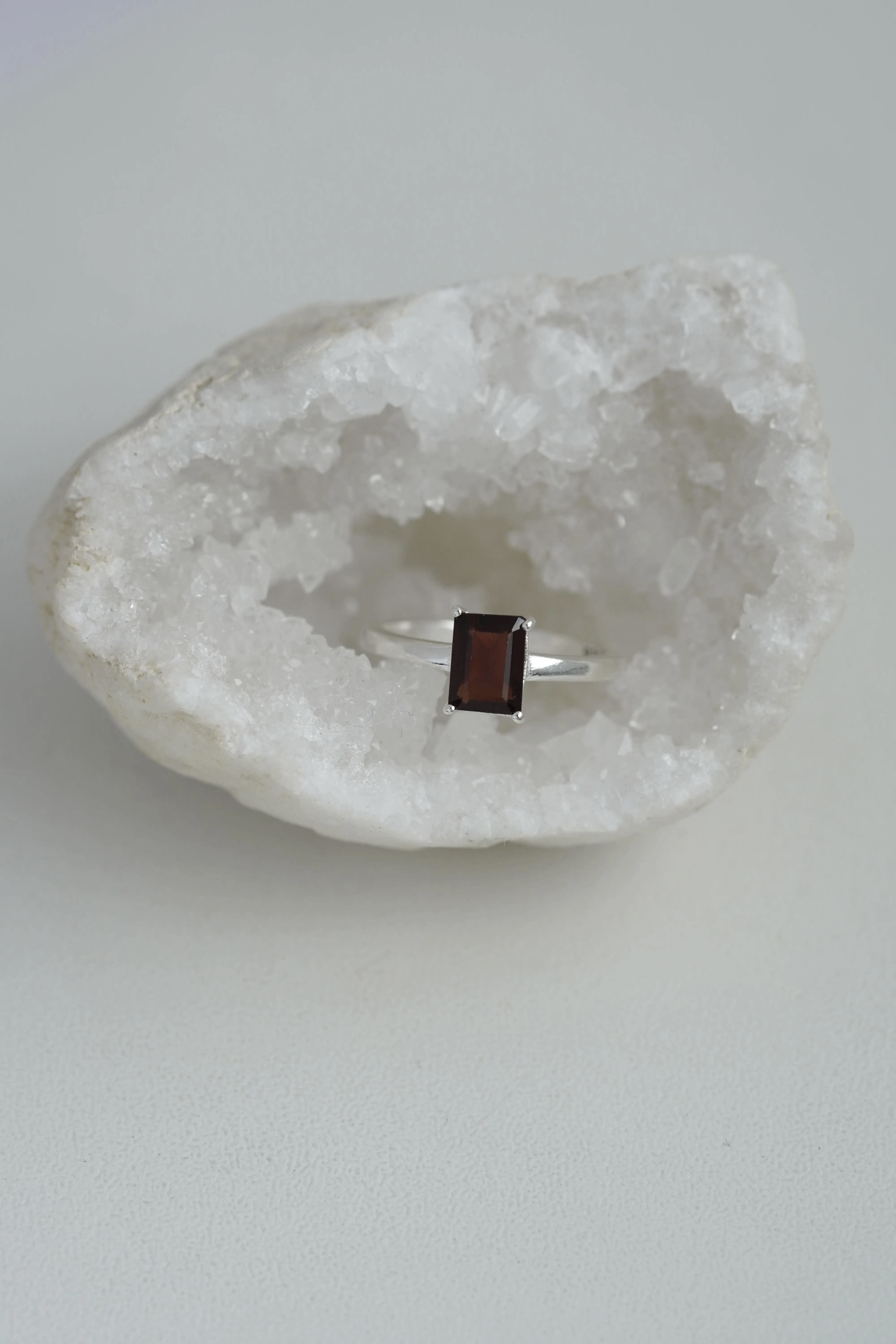 Sidabrinis granato akmens žiedas, 5 dydis (15.7 mm)