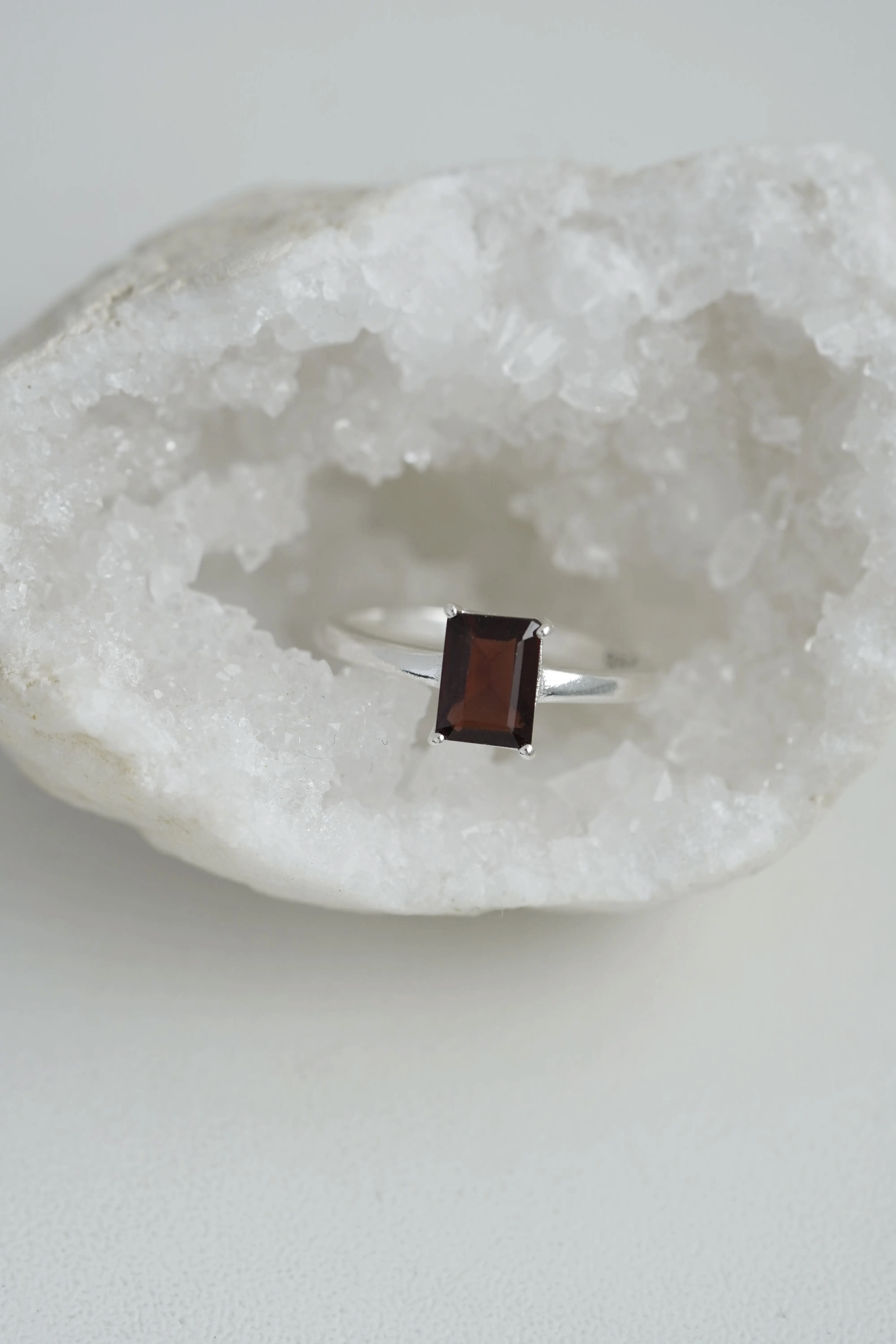 Sidabrinis granato akmens žiedas, 5 dydis (15.7 mm)