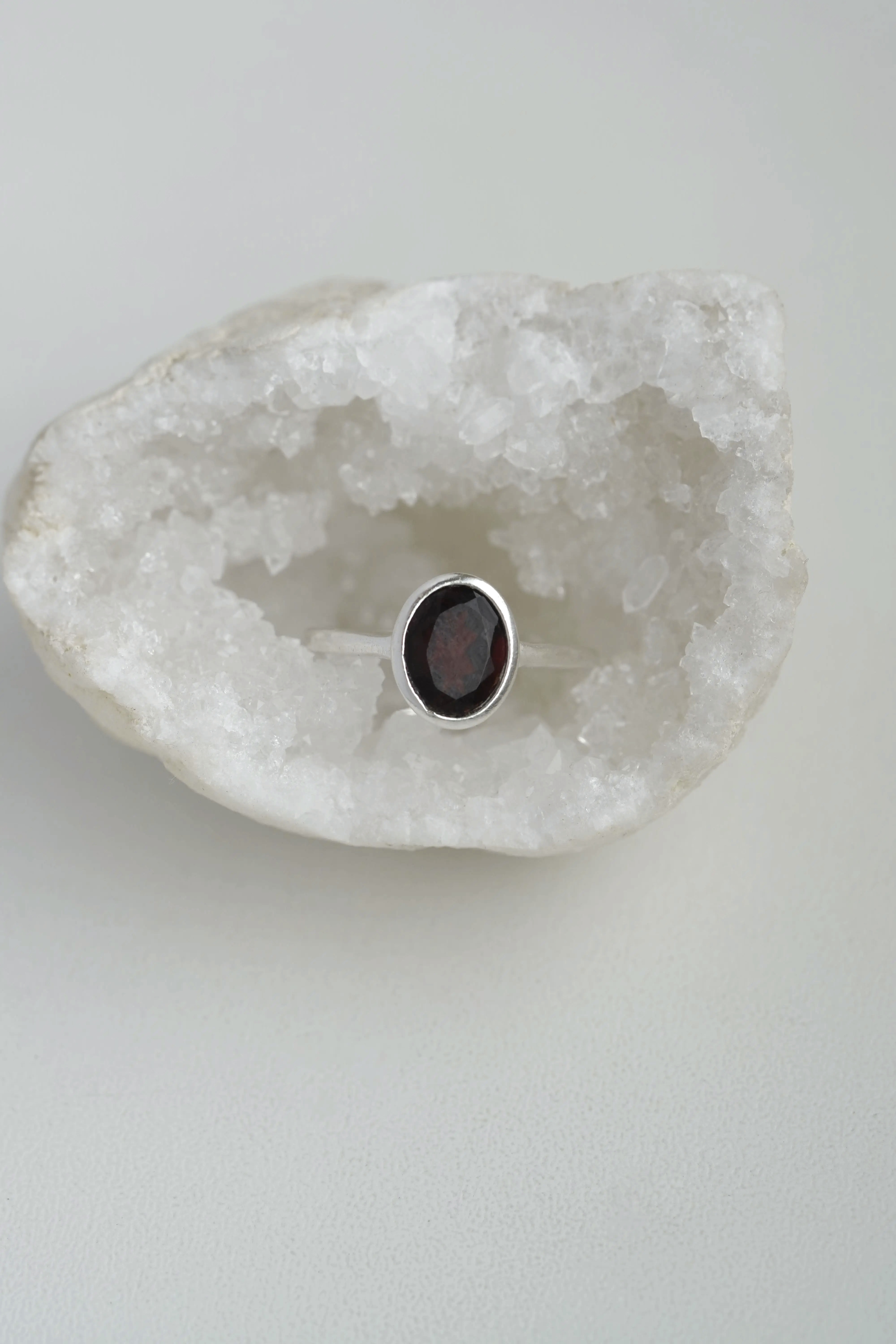 Sidabrinis žiedas su granato akmeniu, 7.5 dydis (17.7 mm)