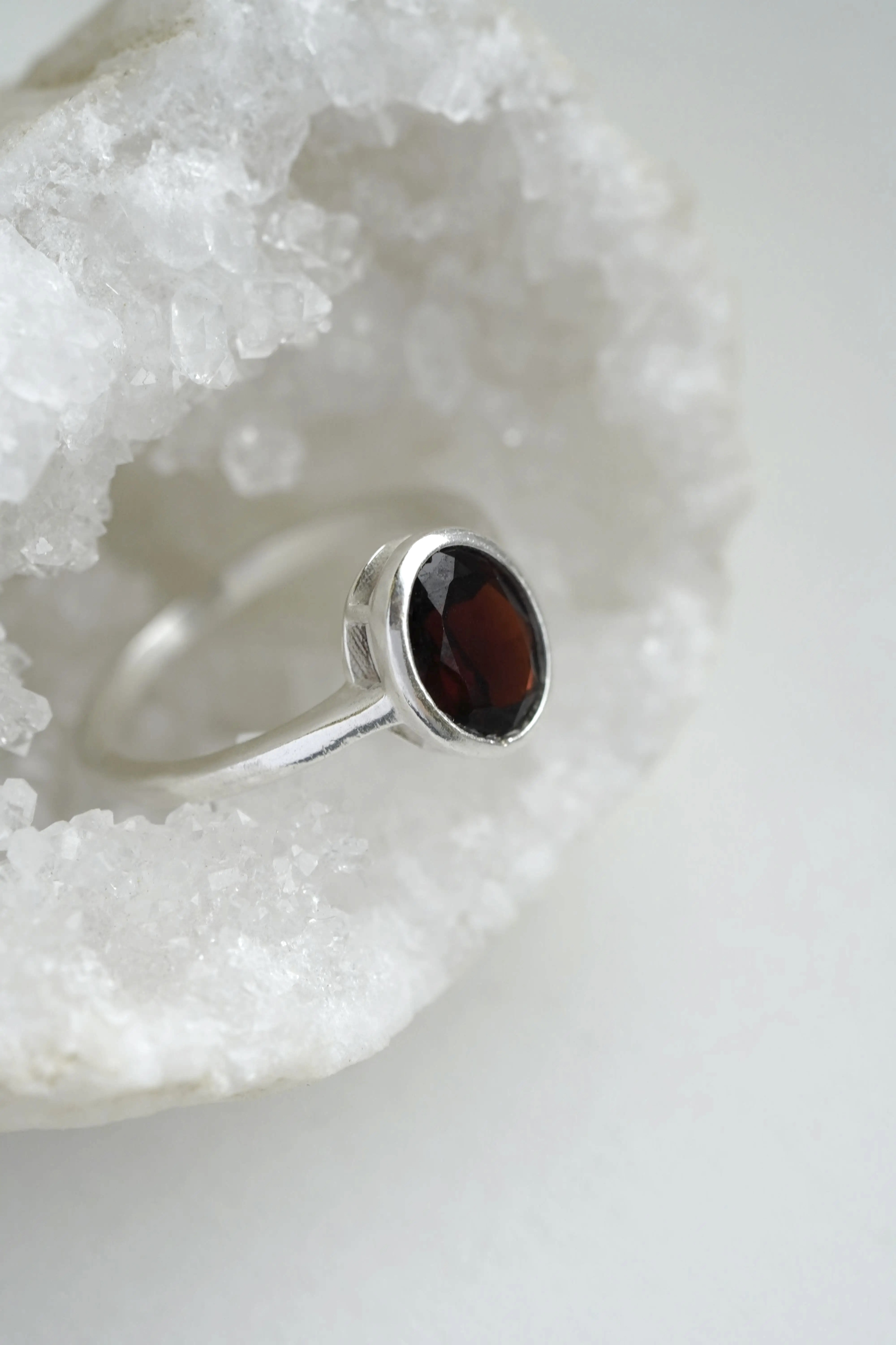Sidabrinis žiedas su granato akmeniu, 7.5 dydis (17.7 mm)