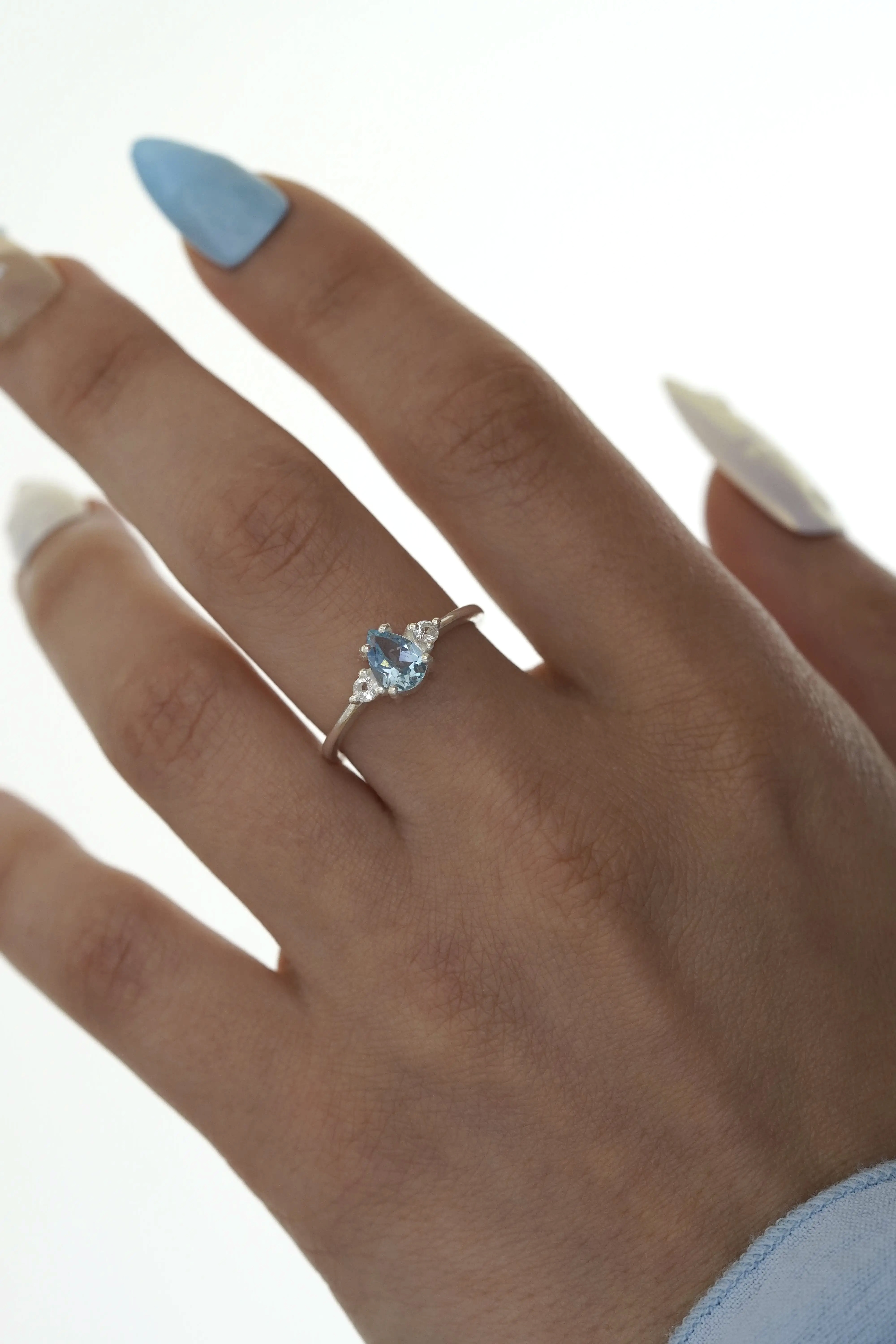 Lašo formos žiedas su mėlynu topazu, 7 dydis (17.3 mm)