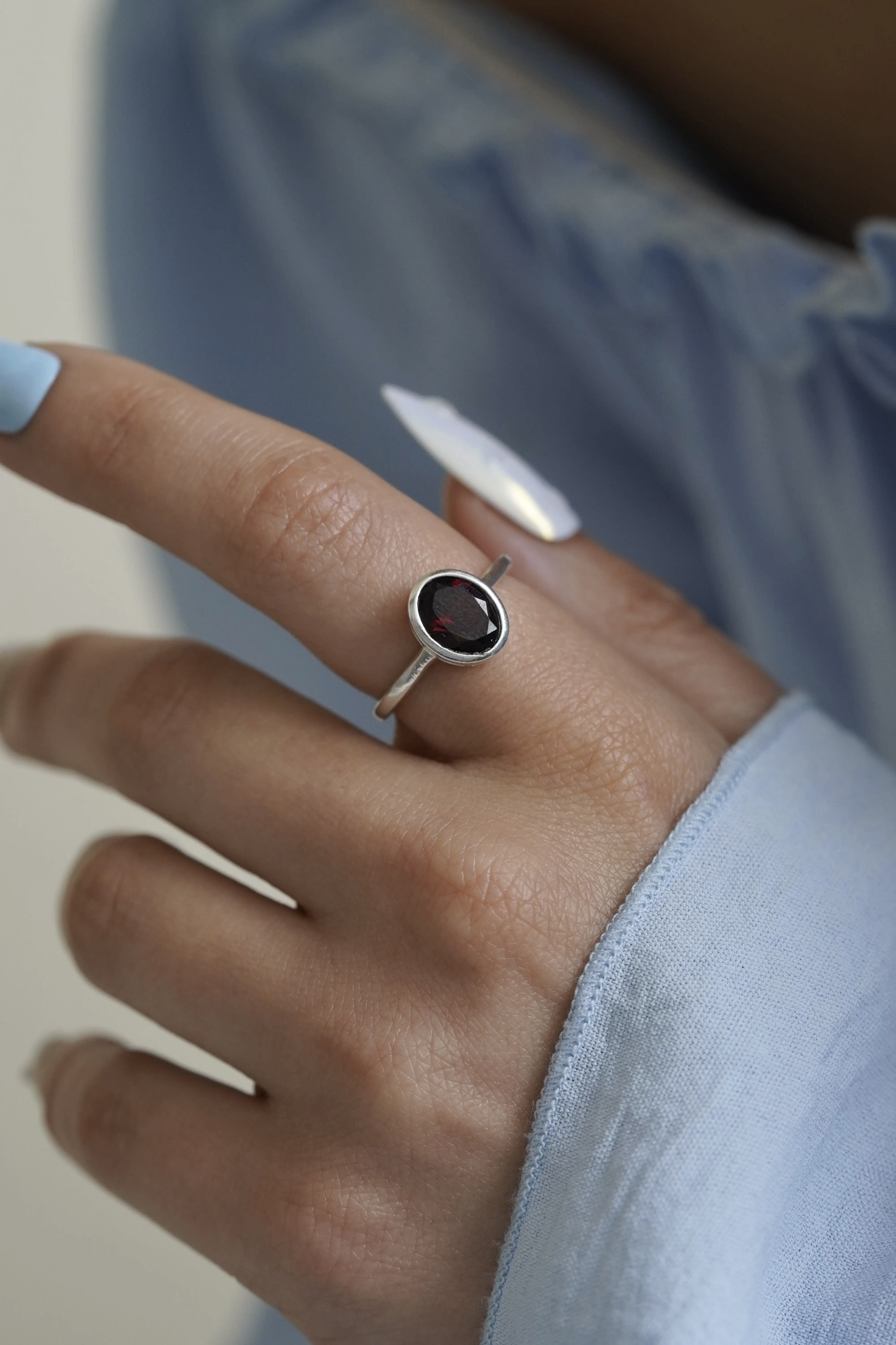 Sidabrinis žiedas su granato akmeniu, 7.5 dydis (17.7 mm)