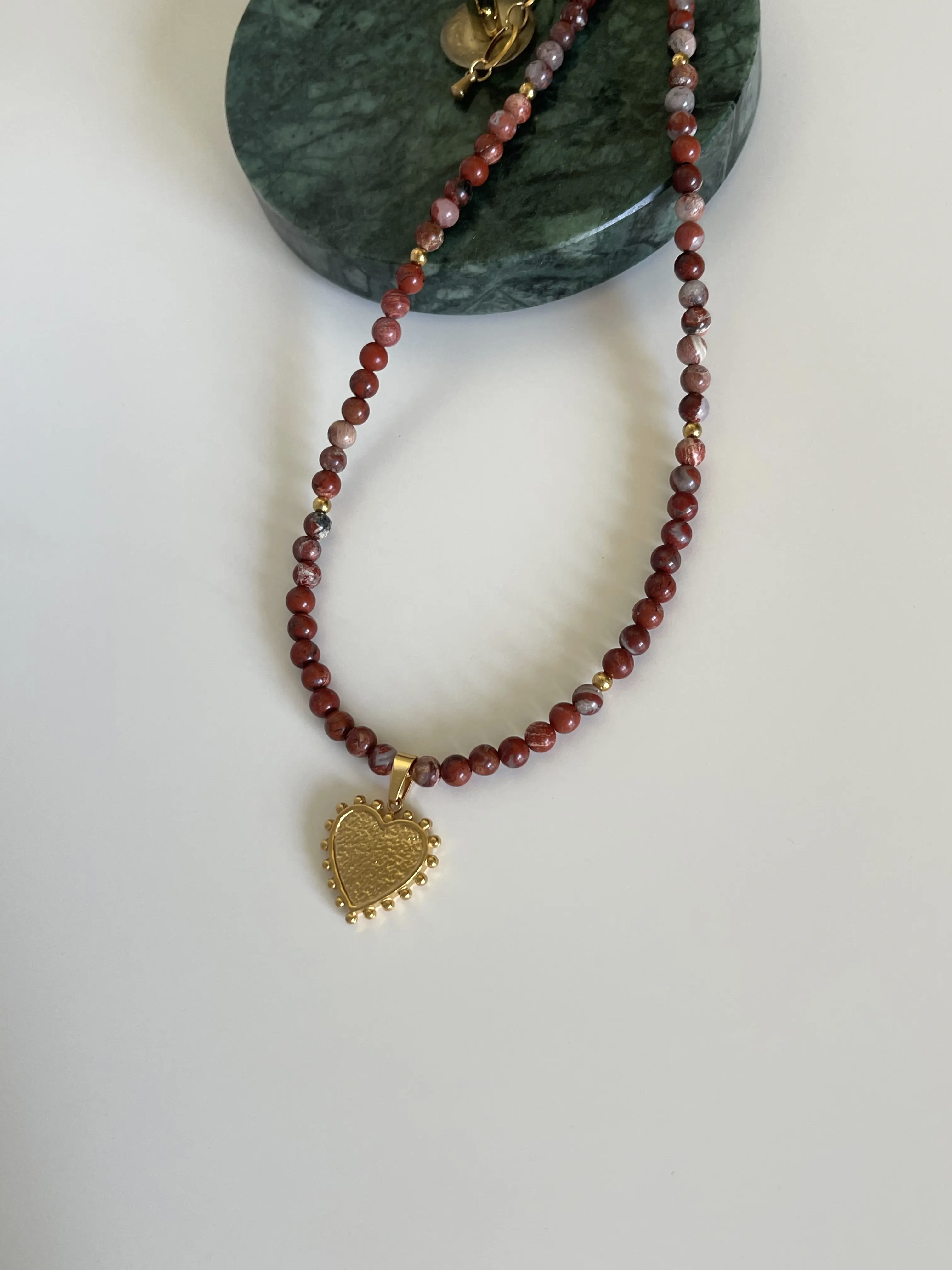 Raudono jaspio kaklo vėrinys su širdele, 4 mm