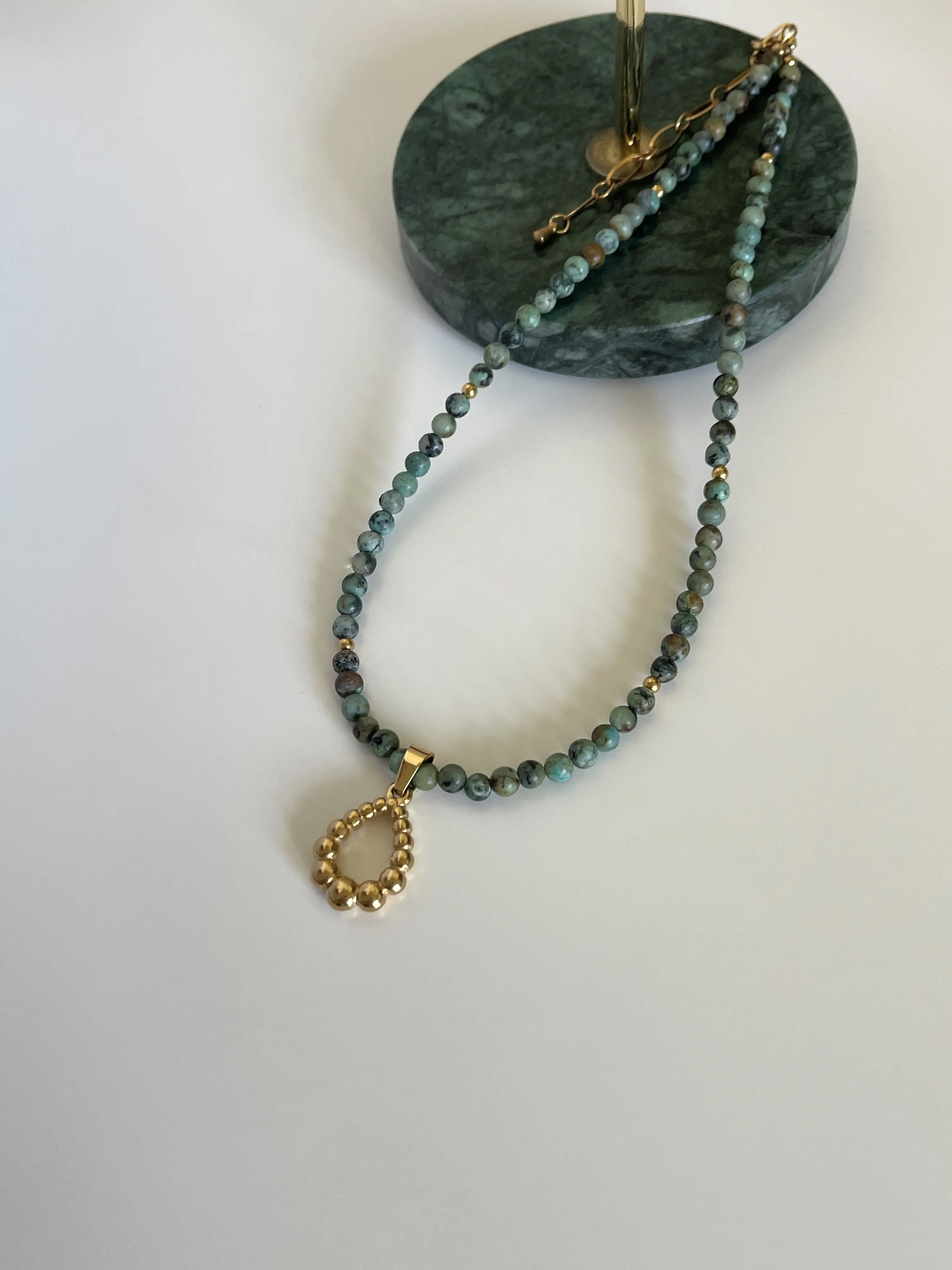 Afrikos turkio jaspio vėrinys su pakabuku, 4 mm