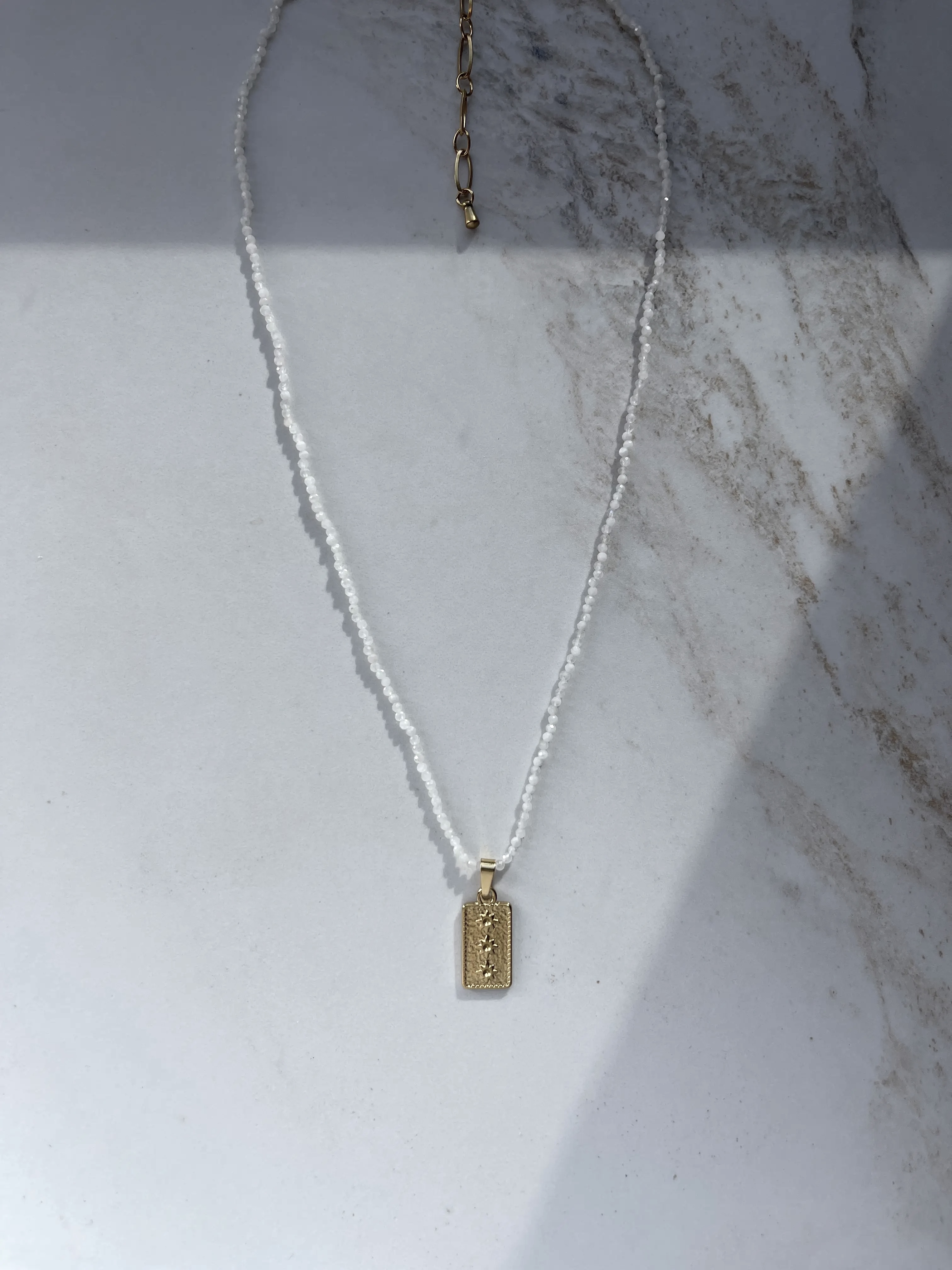 Mėnulio akmens vėrinys su pakabuku, 2 mm
