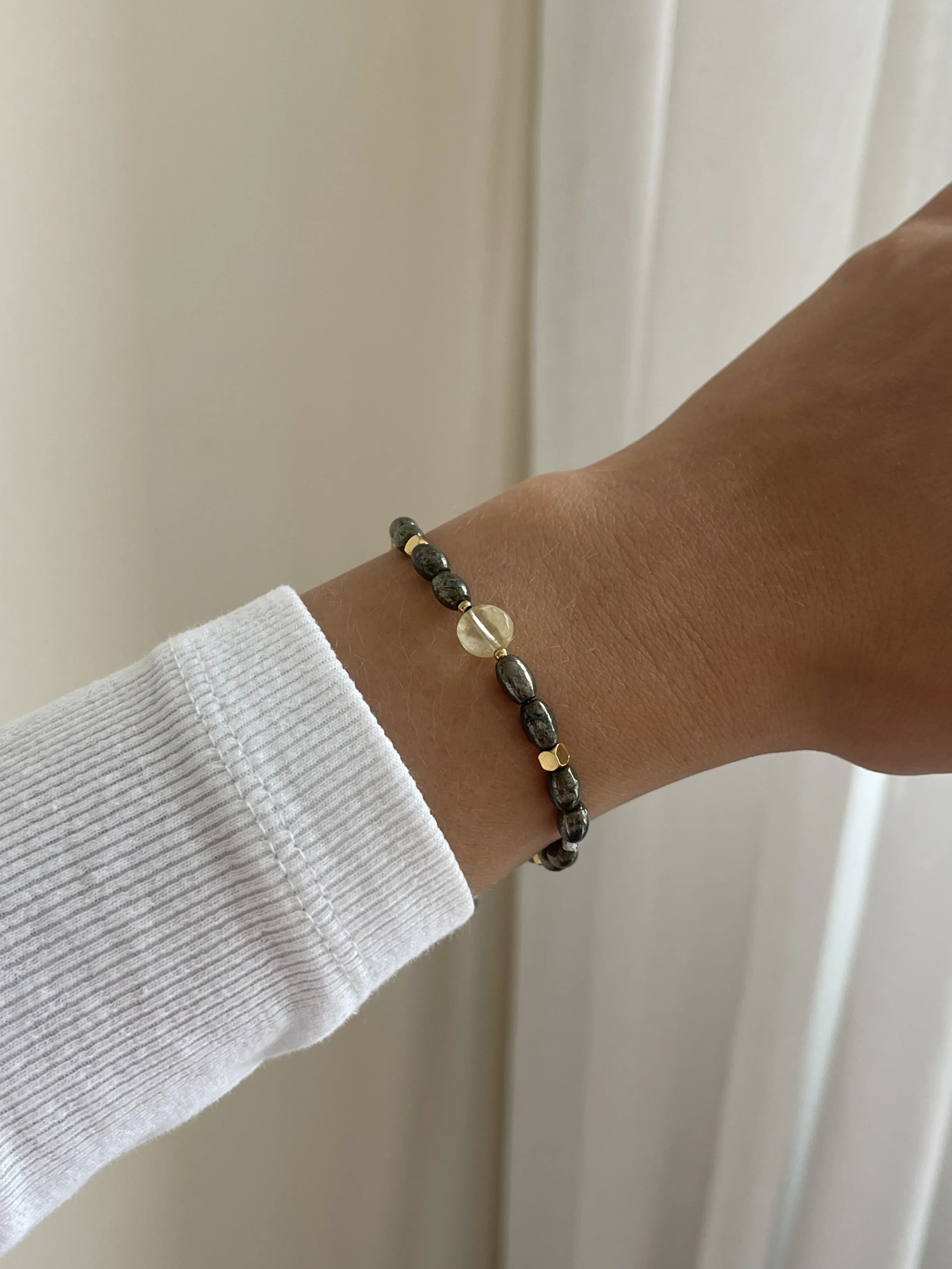 Pirito akmens apyrankė su citrinu