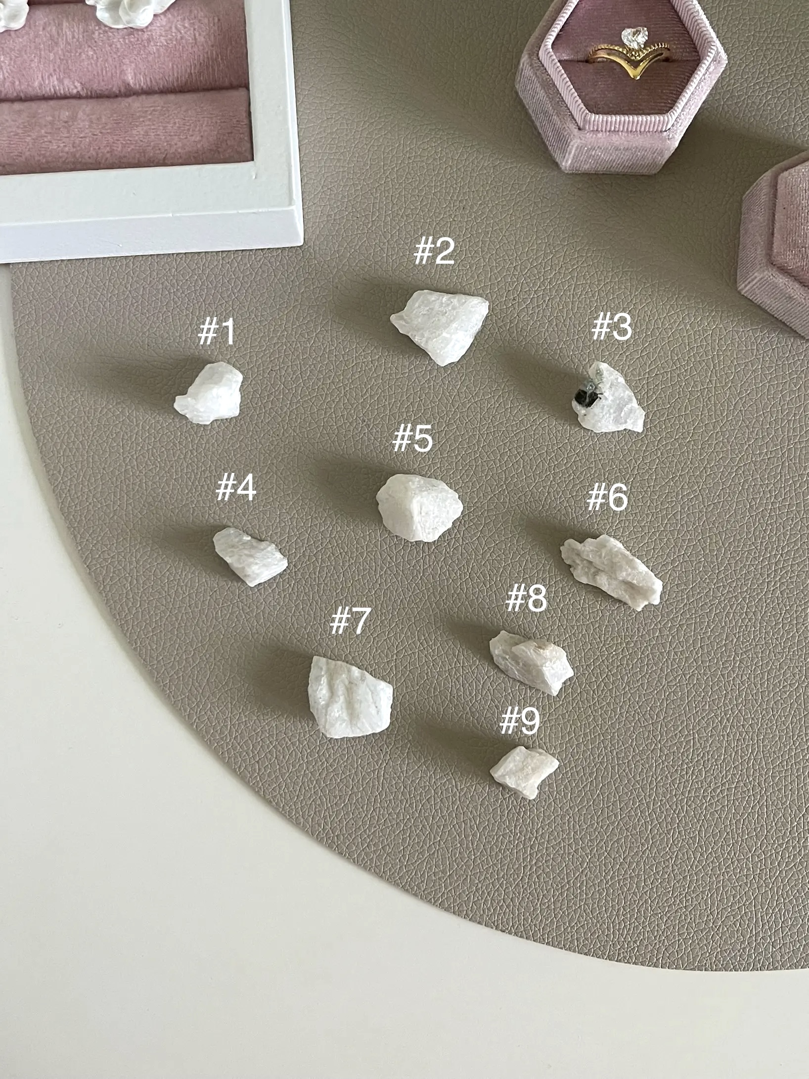 Neapdirbtas mėnulio akmuo