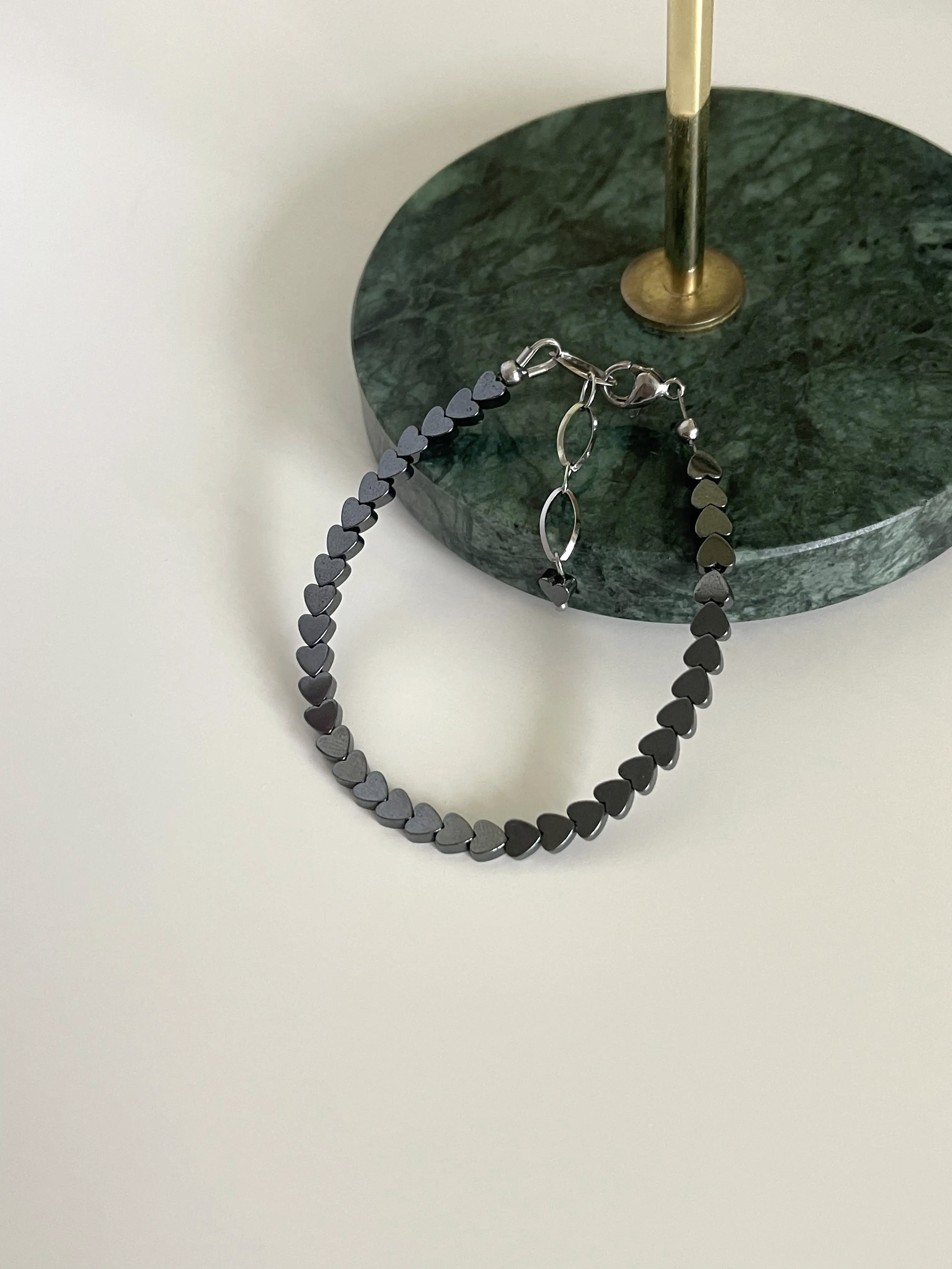 Hematito širdelių apyrankė