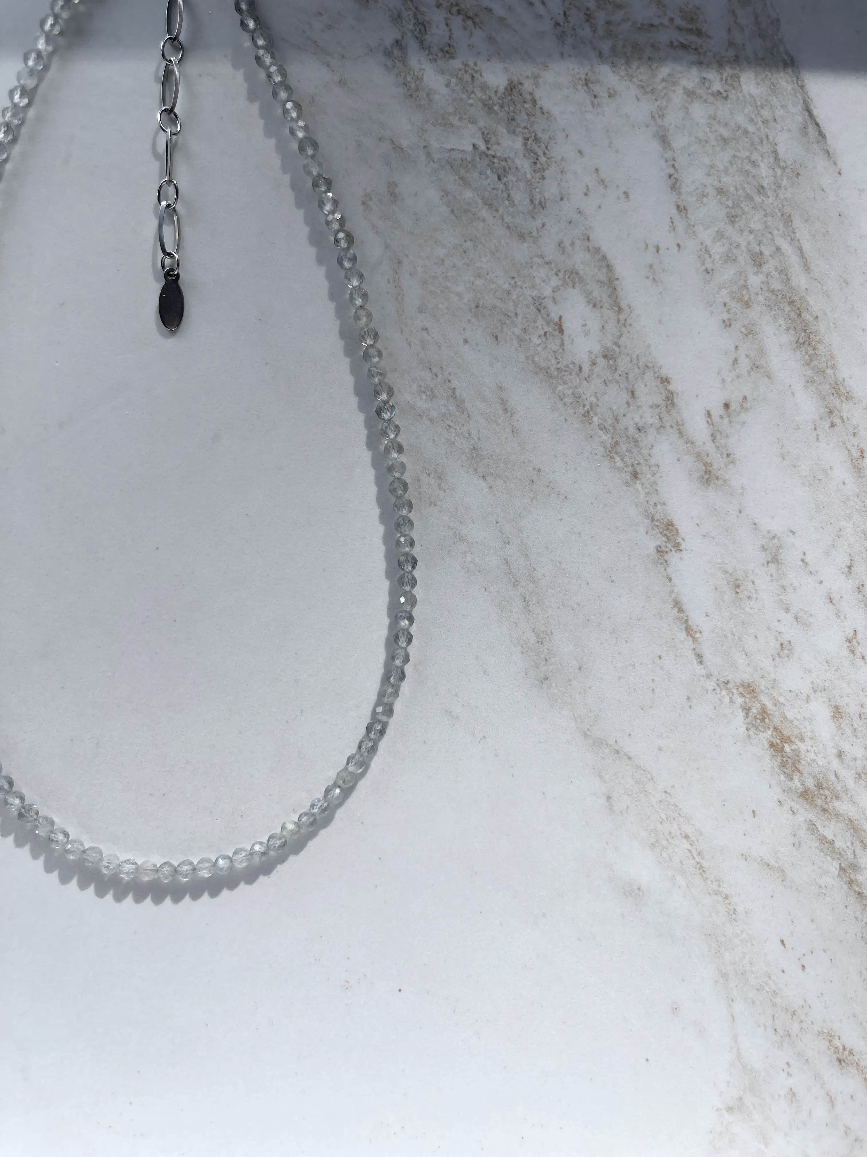 Labradorito vėrinys, briaunuotas 3 mm