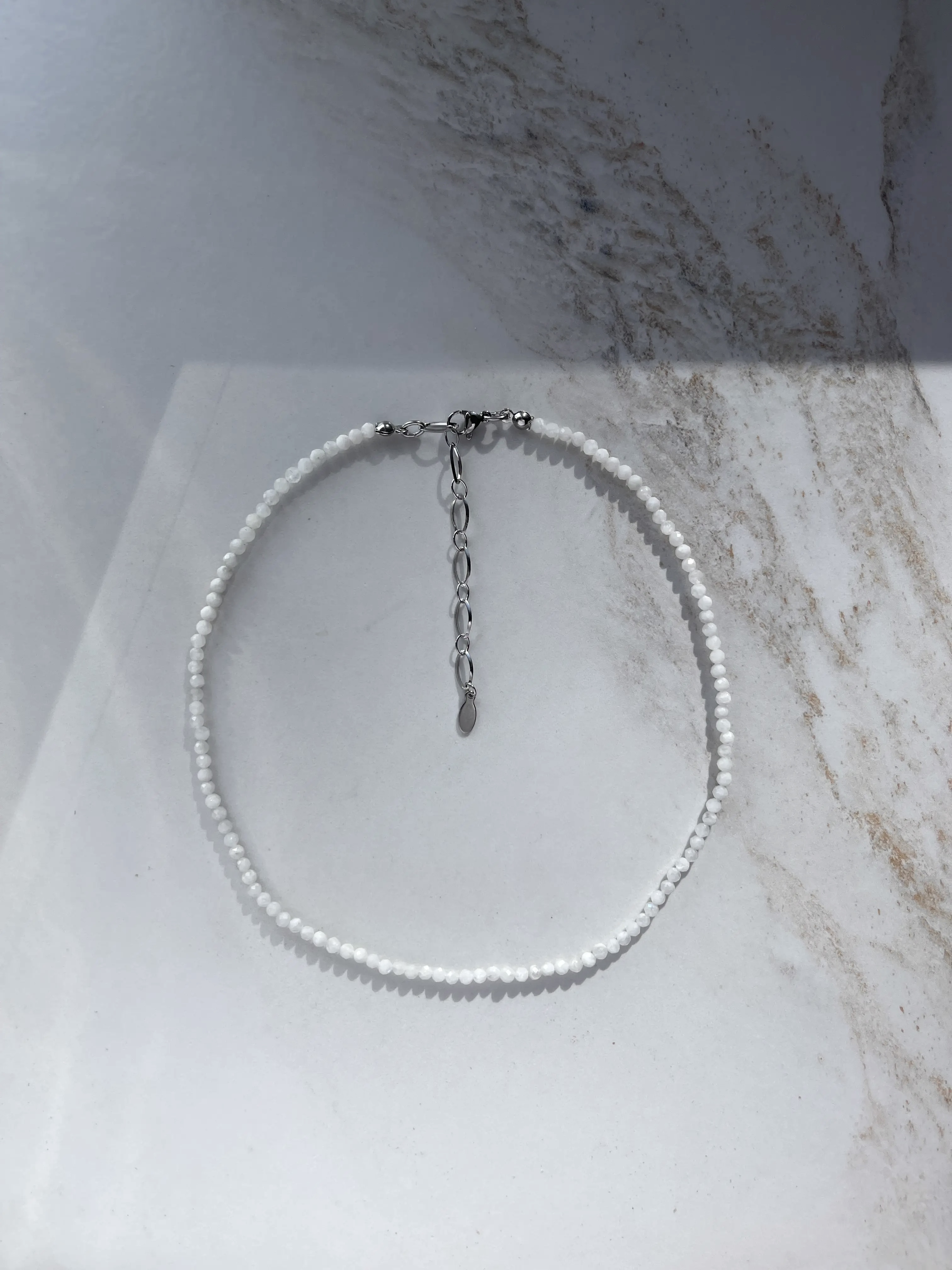 Mėnulio akmens vėrinys, 3 mm briaunuotas
