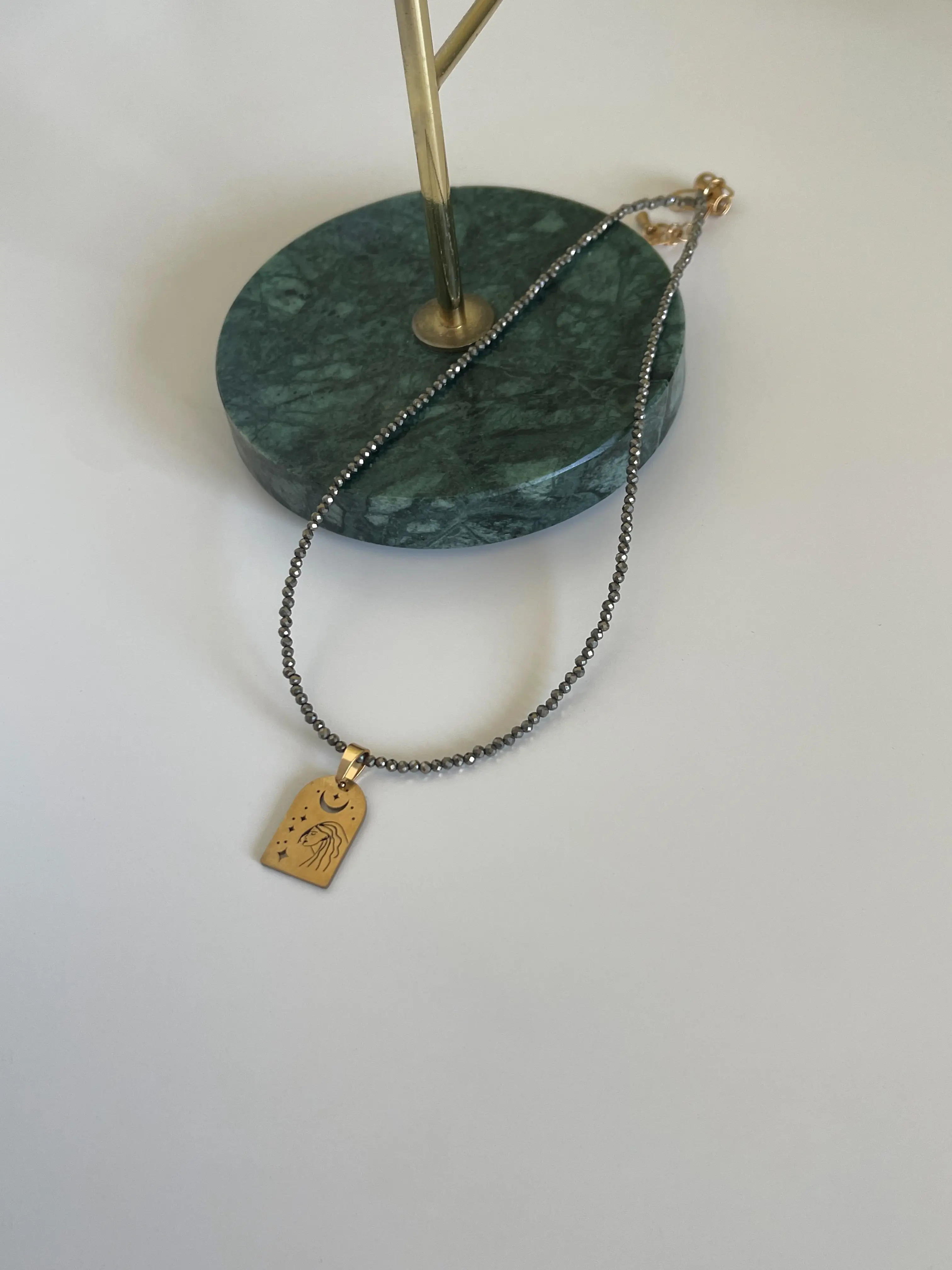 Pirito akmens vėrinys su pakabuku