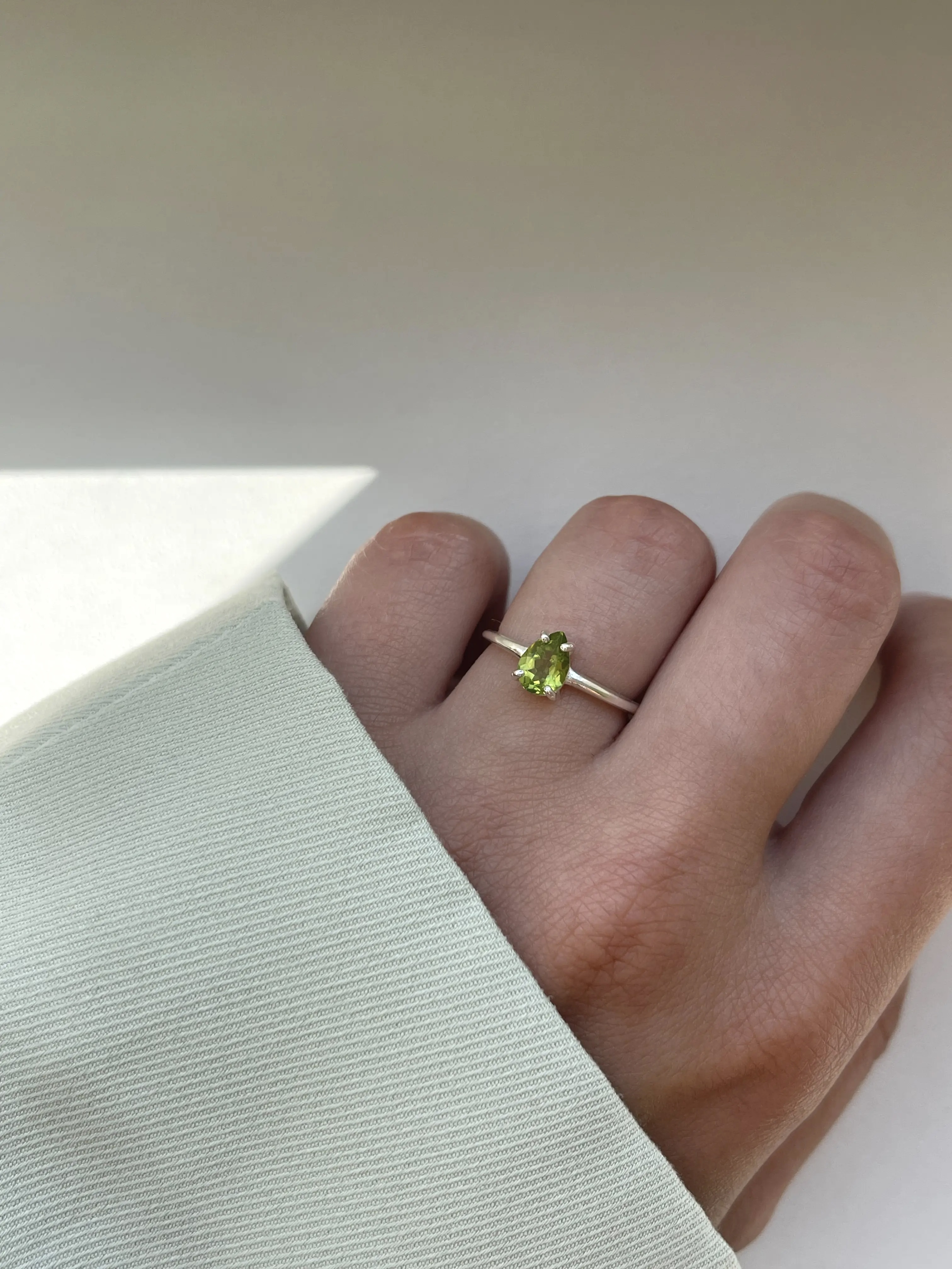 Žiedas su peridotu, 5 dydis (15.7 mm)