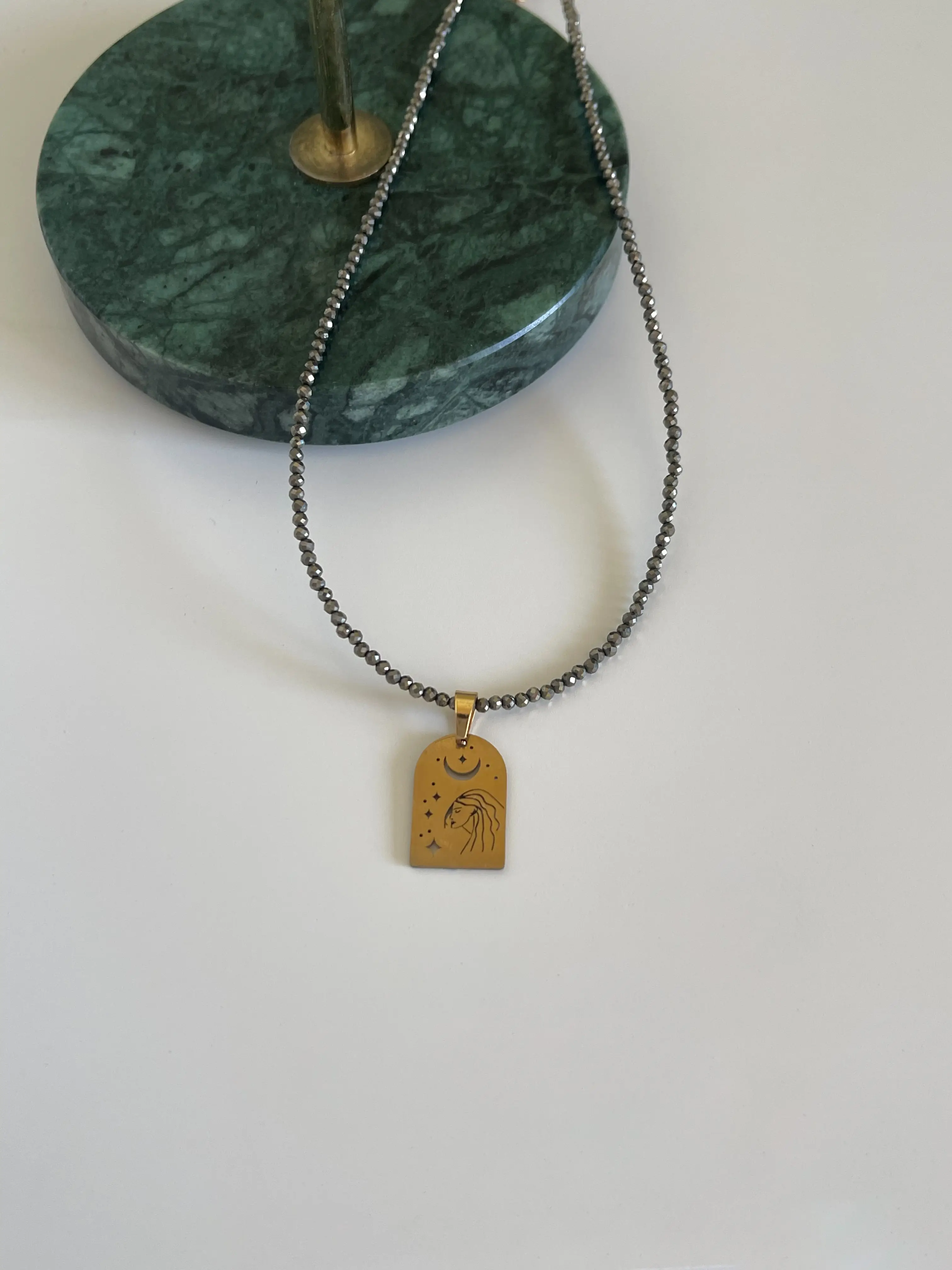 Pirito akmens vėrinys su pakabuku