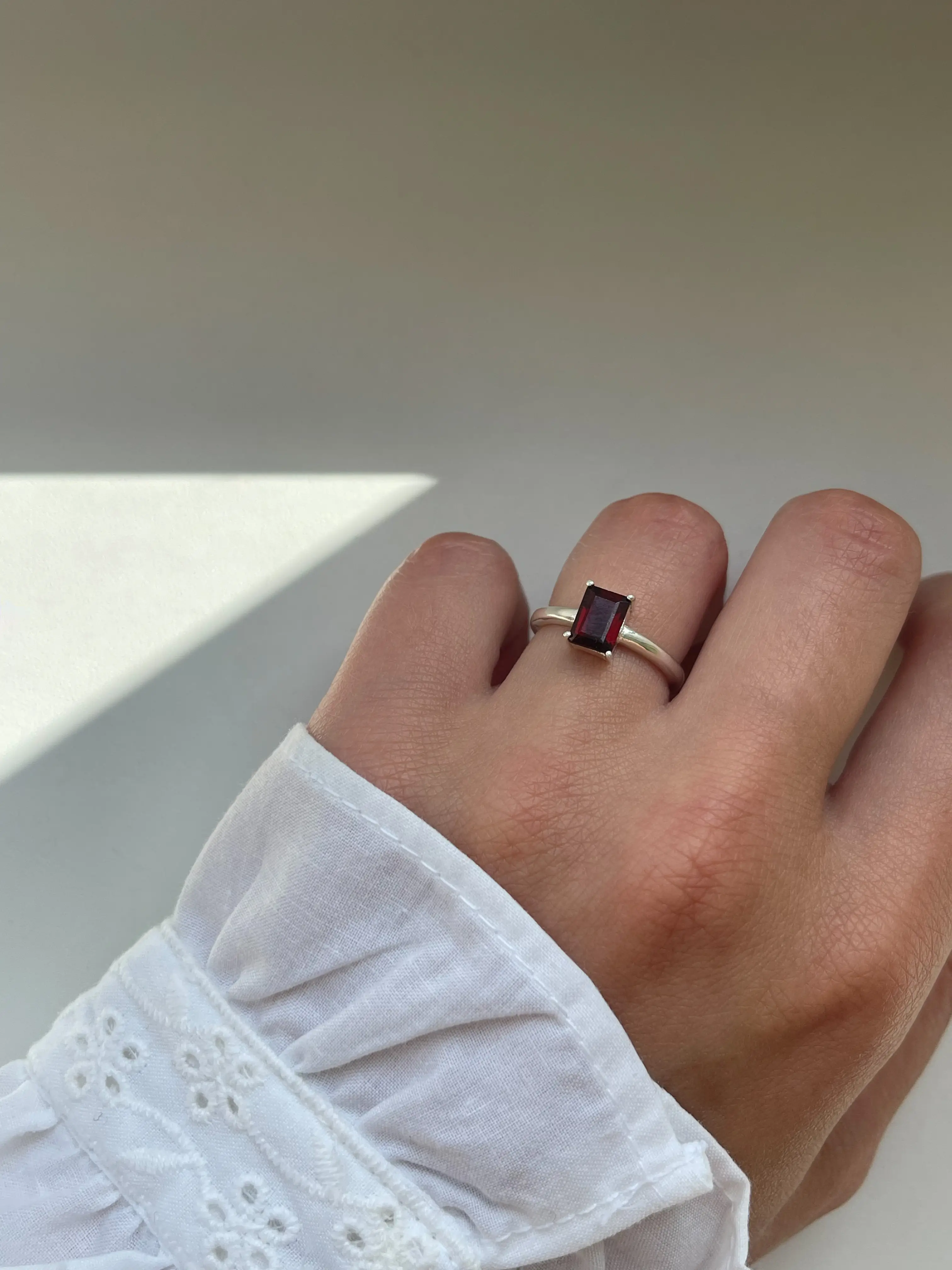 Sidabrinis granato akmens žiedas, 5 dydis (15.7 mm)