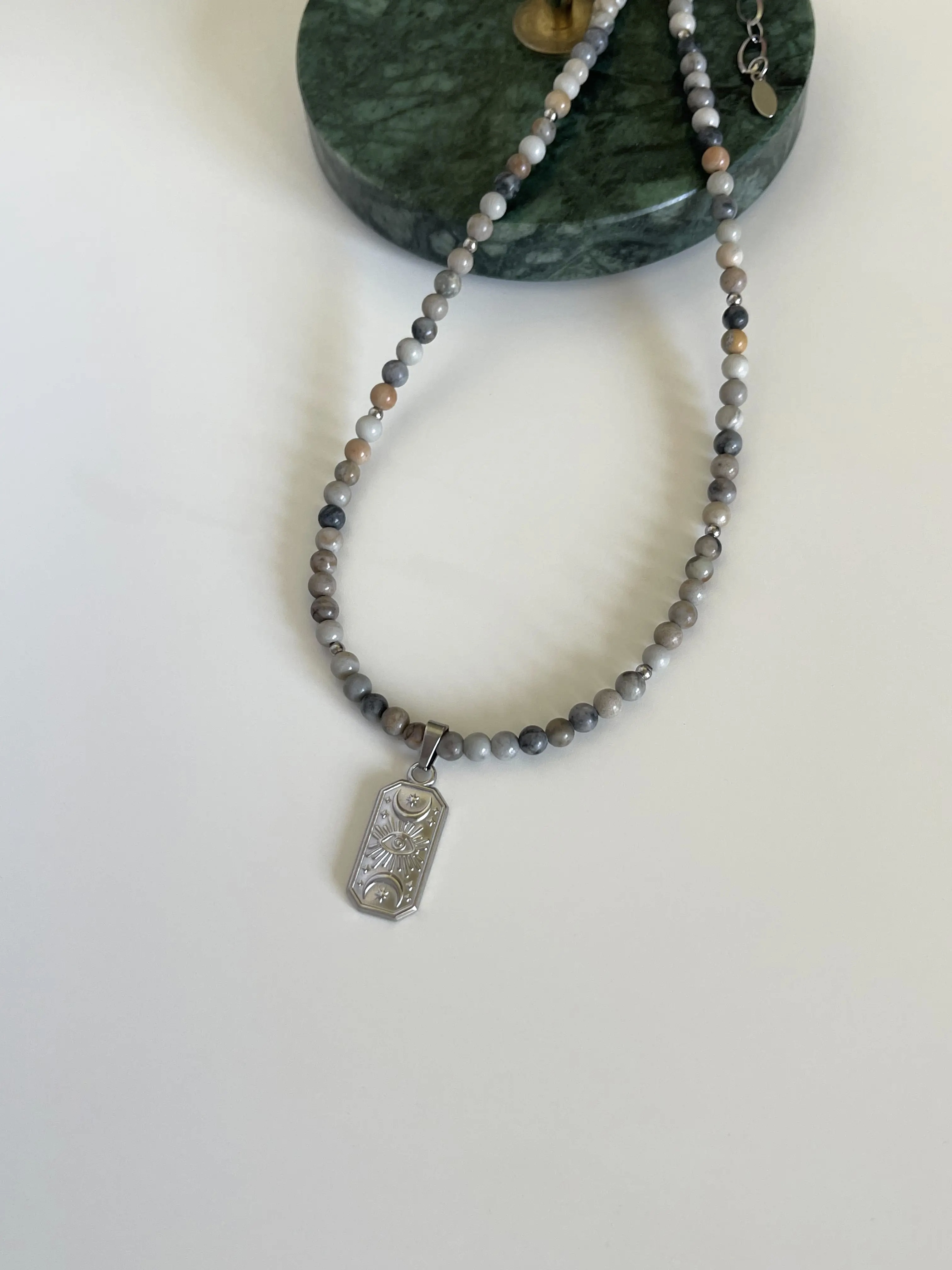 Pikaso jaspio vėrinys su pakabuku, 4 mm