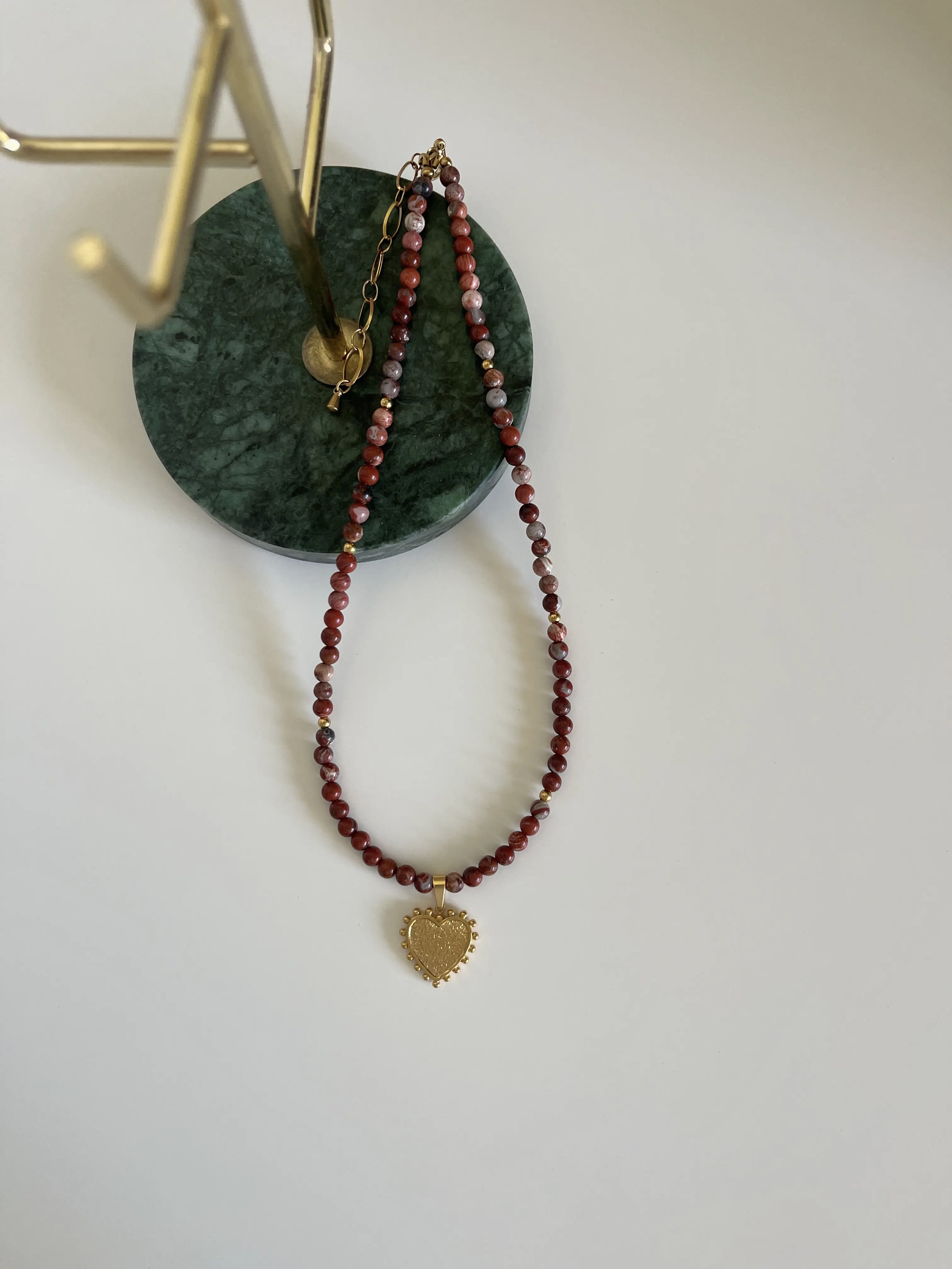 Raudono jaspio kaklo vėrinys su širdele, 4 mm