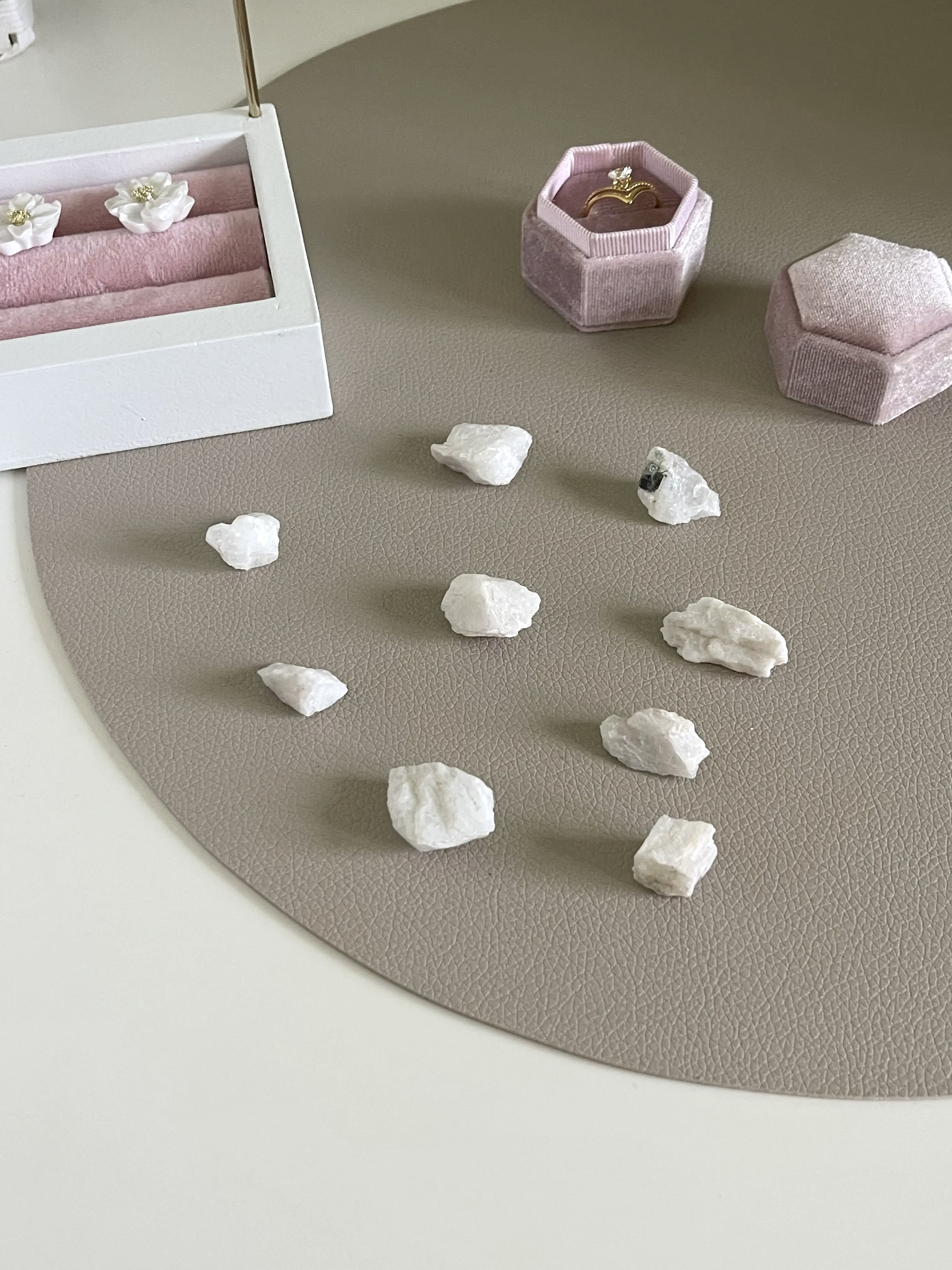 Neapdirbtas mėnulio akmuo