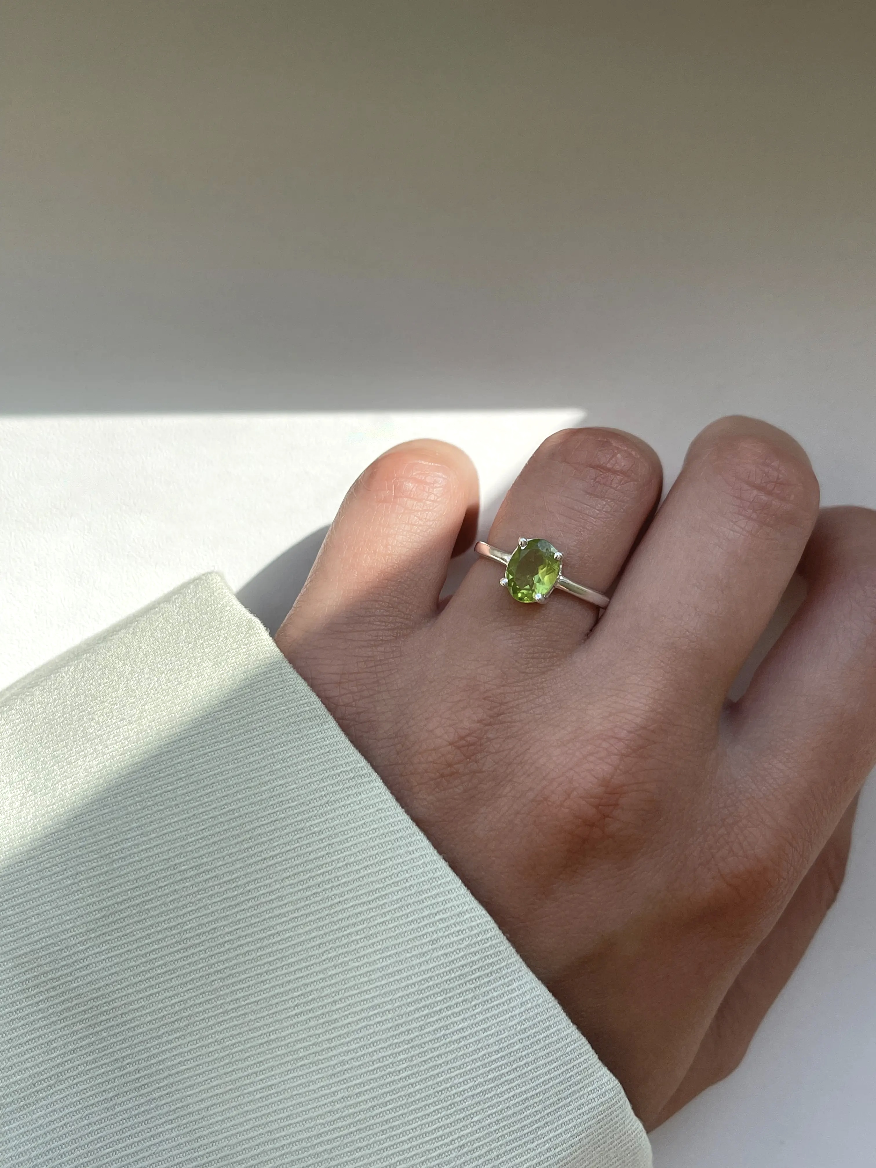 Peridoto akmens žiedas, 6 dydis (16.5 mm)