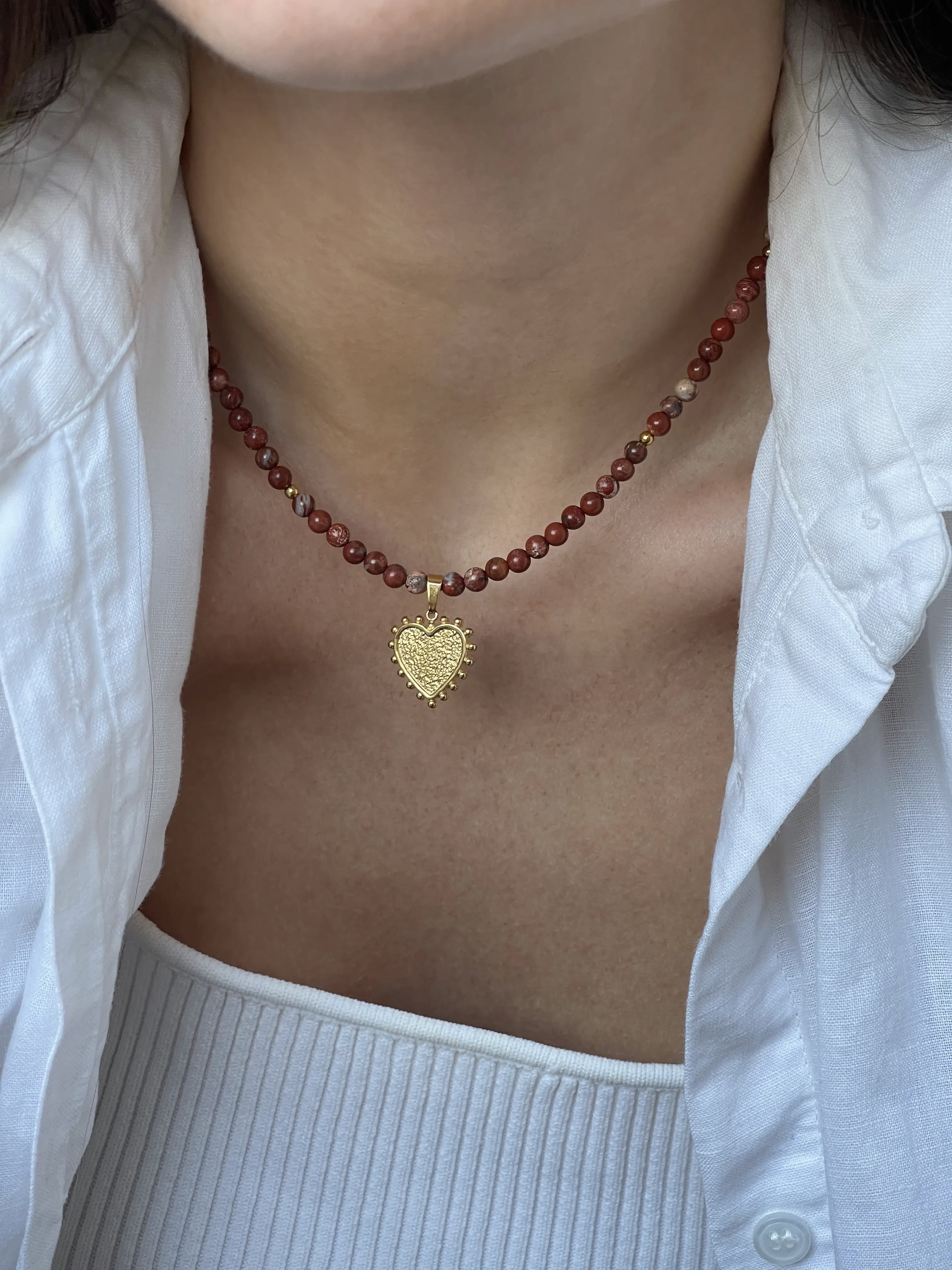 Raudono jaspio kaklo vėrinys su širdele, 4 mm