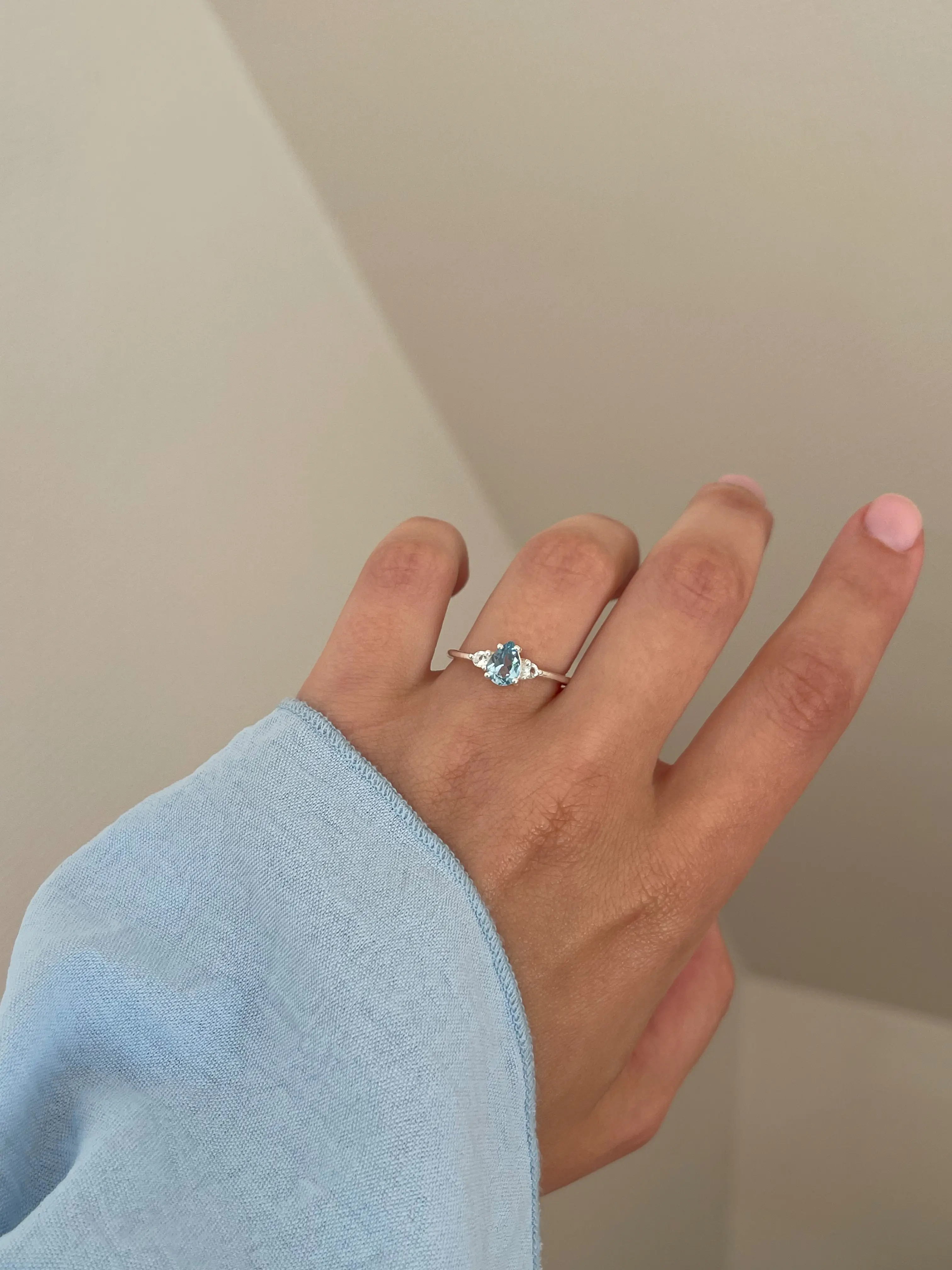 Lašo formos žiedas su mėlynu topazu, 7 dydis (17.3 mm)