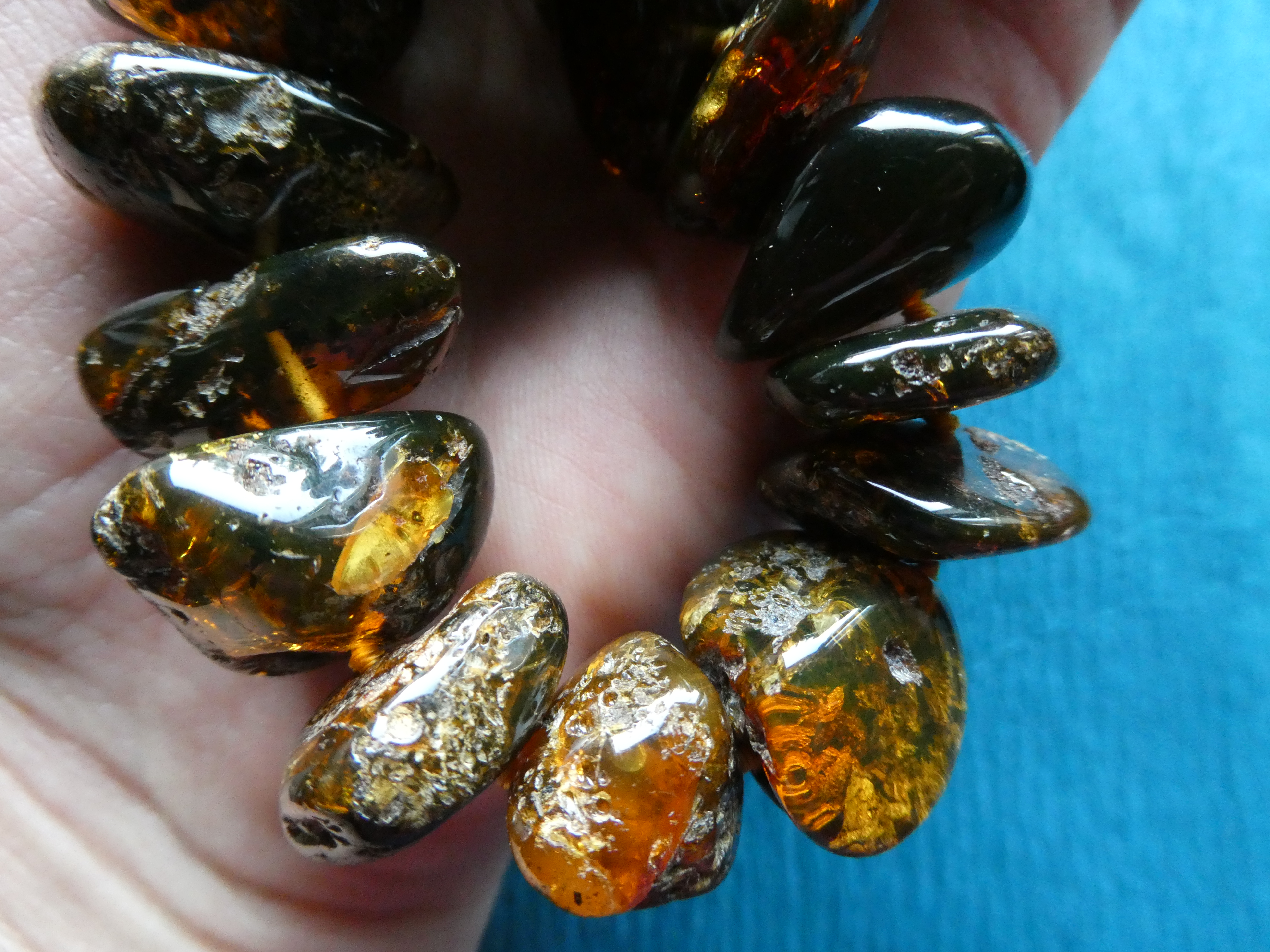 LIGHT PLAYING IN THE DARK 💫🔥⭐ FIERY RED BROWN GREENISH AMBER NECKLACE With Charming Rough Polishing