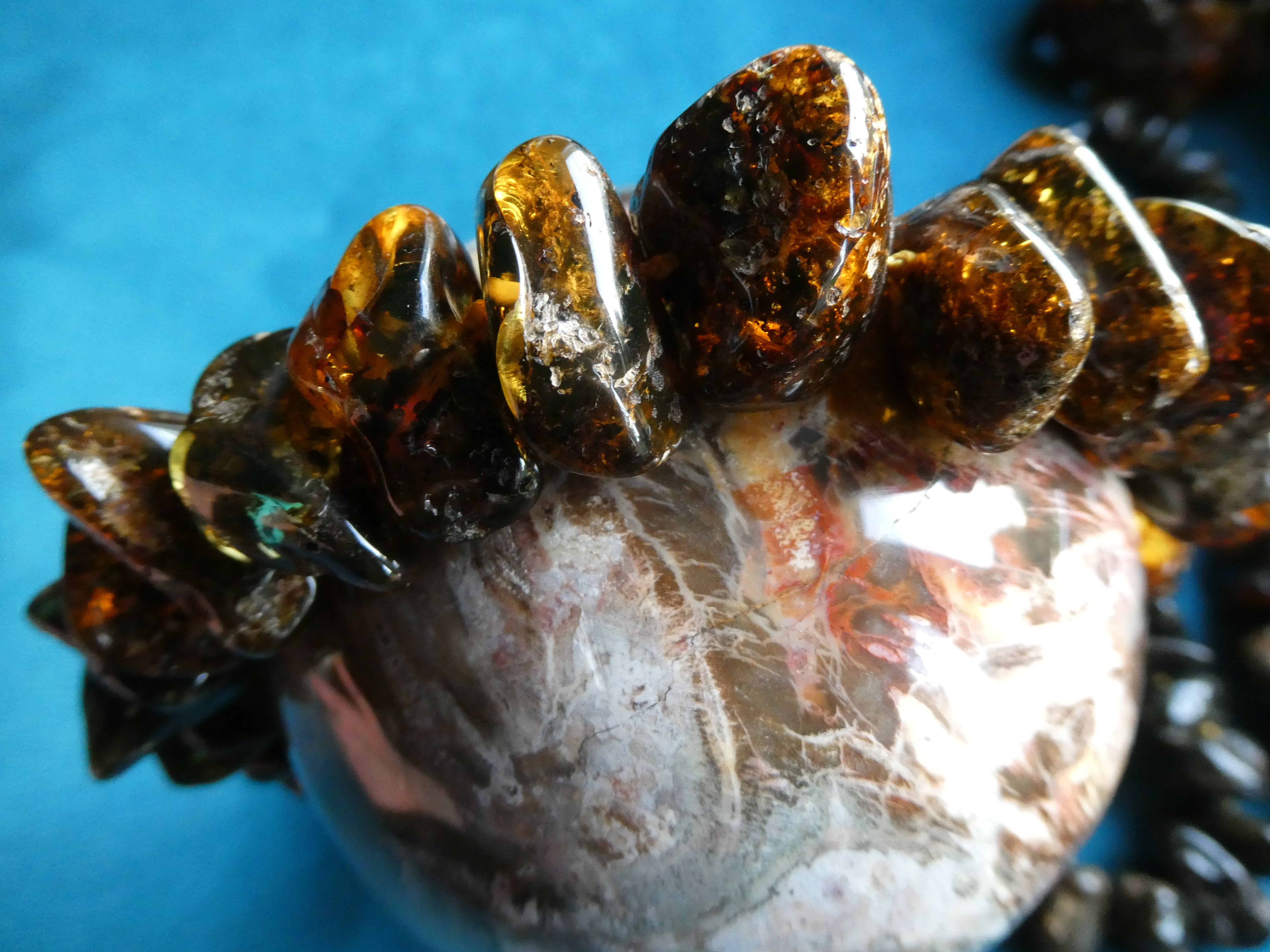 LIGHT PLAYING IN THE DARK 💫🔥⭐ FIERY RED BROWN GREENISH AMBER NECKLACE With Charming Rough Polishing