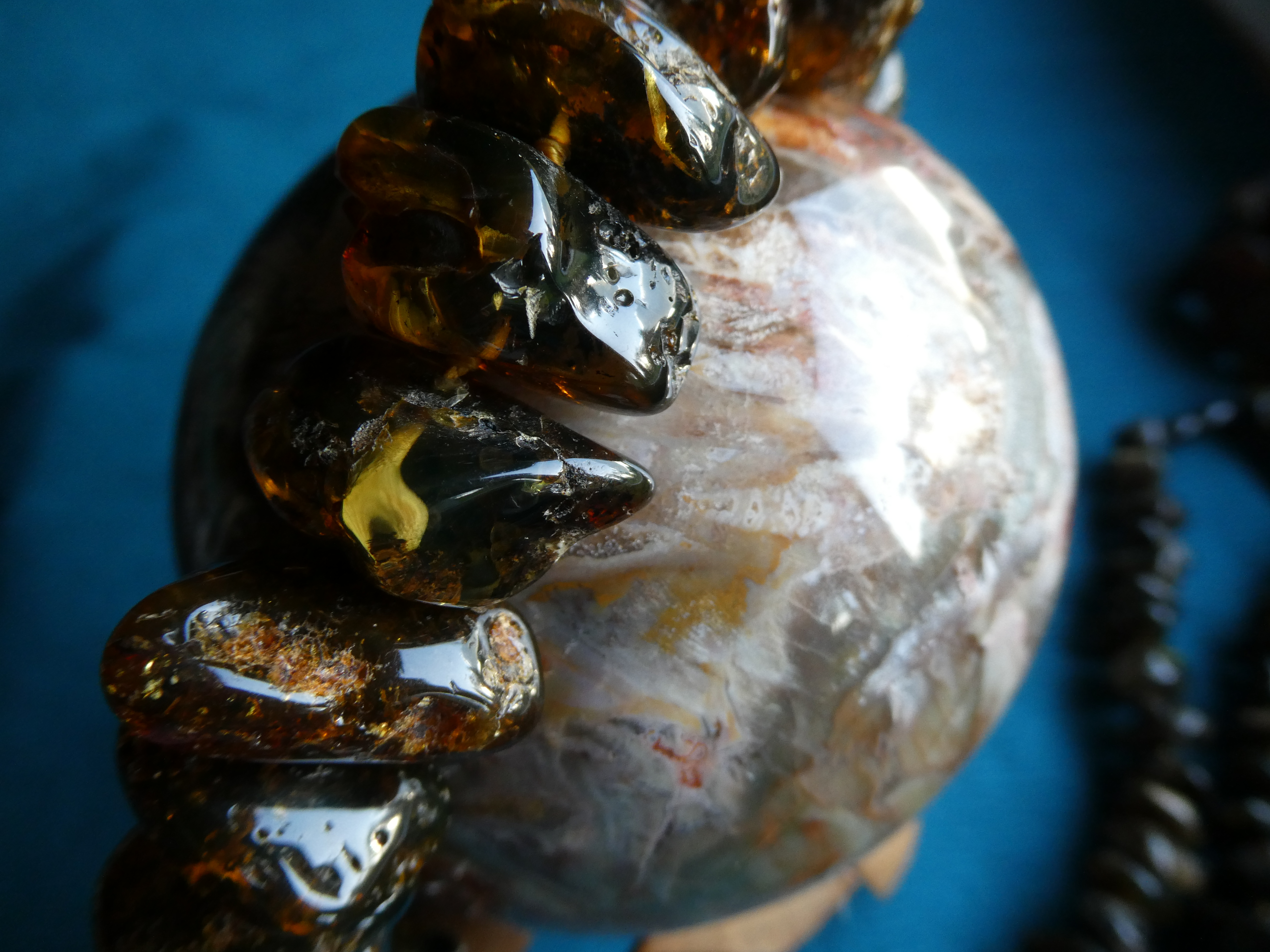 LIGHT PLAYING IN THE DARK 💫🔥⭐ FIERY RED BROWN GREENISH AMBER NECKLACE With Charming Rough Polishing