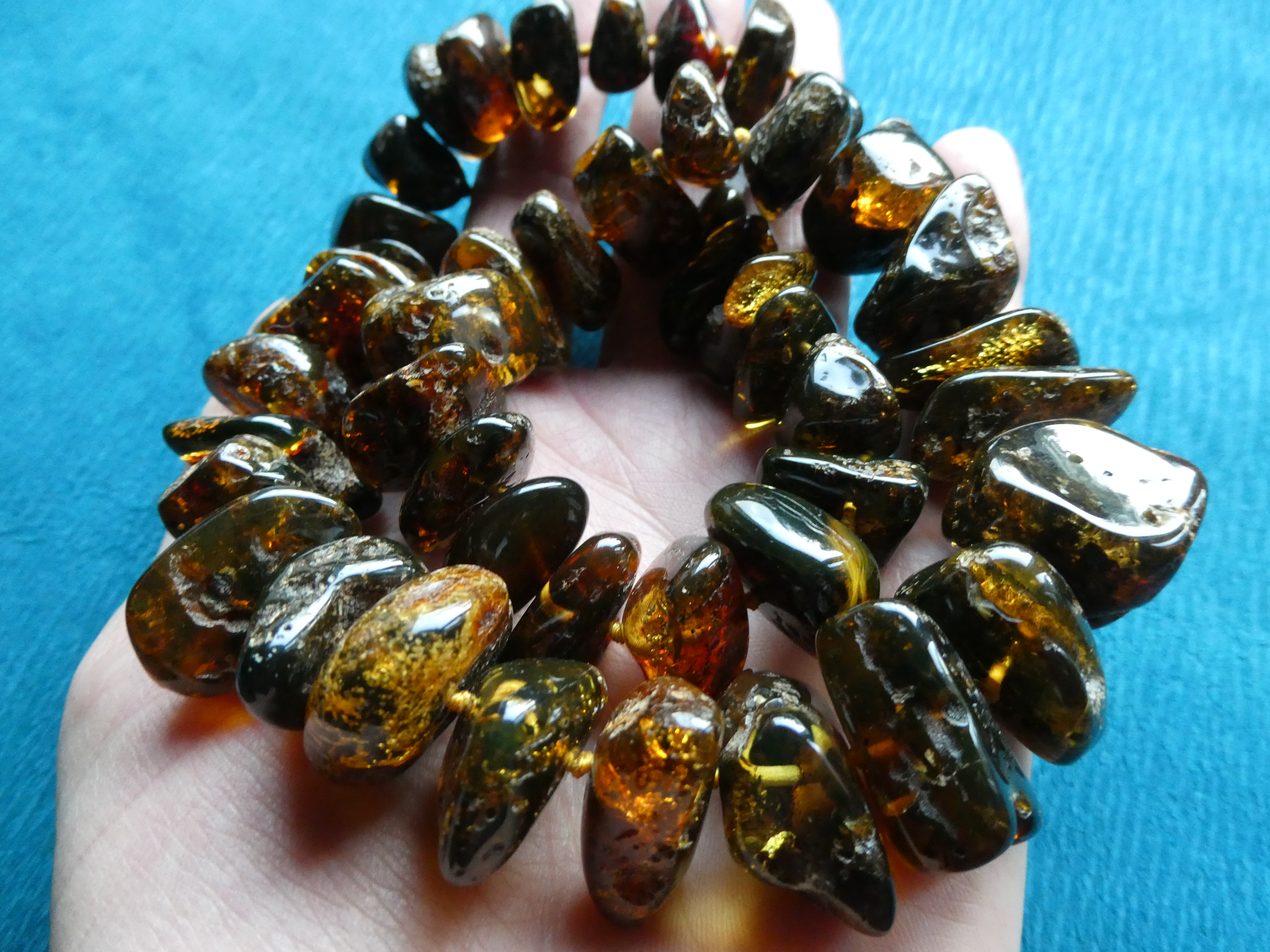 LIGHT PLAYING IN THE DARK 💫🔥⭐ FIERY RED BROWN GREENISH AMBER NECKLACE With Charming Rough Polishing